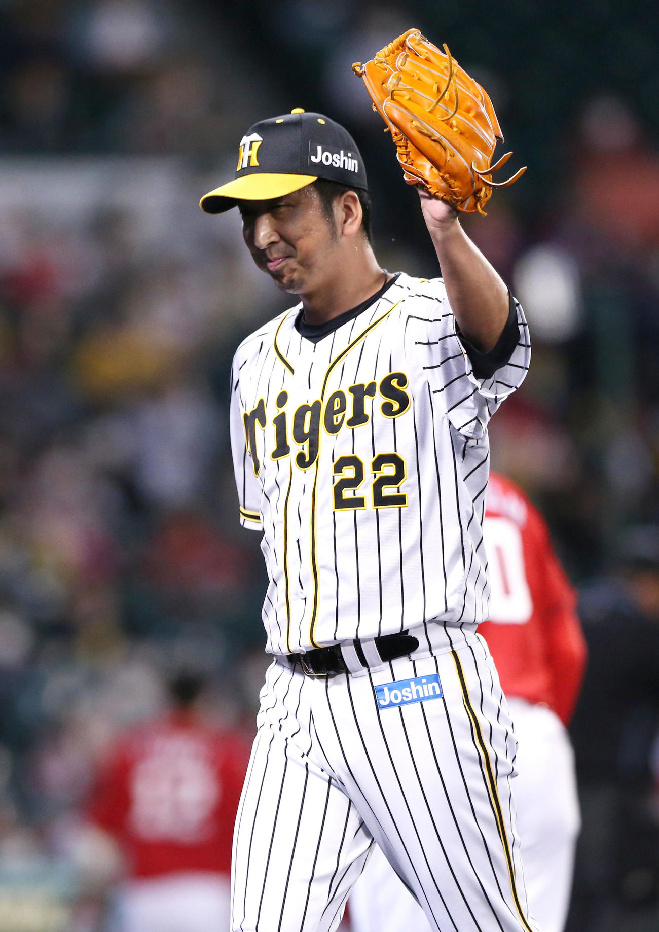 阪神対広島　6回、阪神3番手で登板の藤川は3人で終えファンの声援にグラブを挙げて応える（撮影・上山淳一）