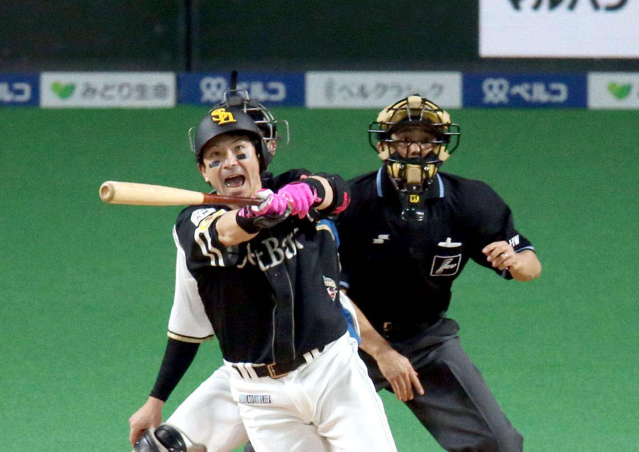 日本ハム対ソフトバンク　5回表ソフトバンク2死一、二塁、松田宣は中越え3点本塁打を放ち吠える（撮影・佐藤翔太）