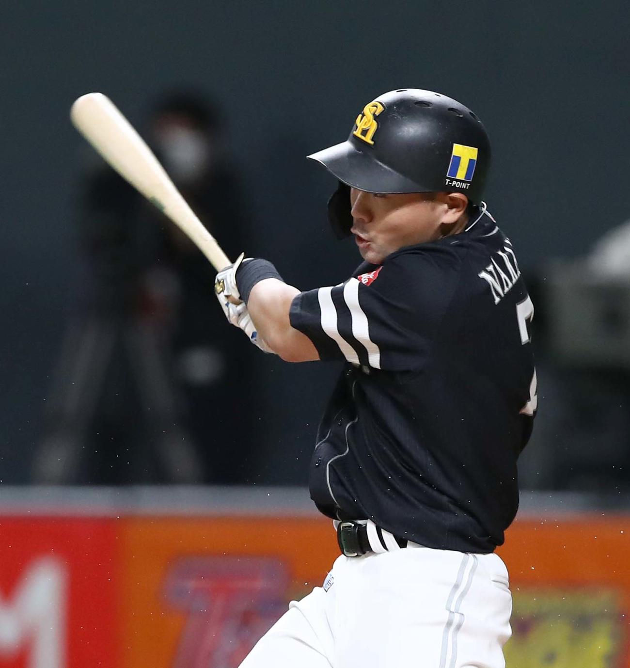 日本ハム対ソフトバンク　5回表ソフトバンク1死二塁、右前適時打を放つ中村晃（撮影・黒川智章）