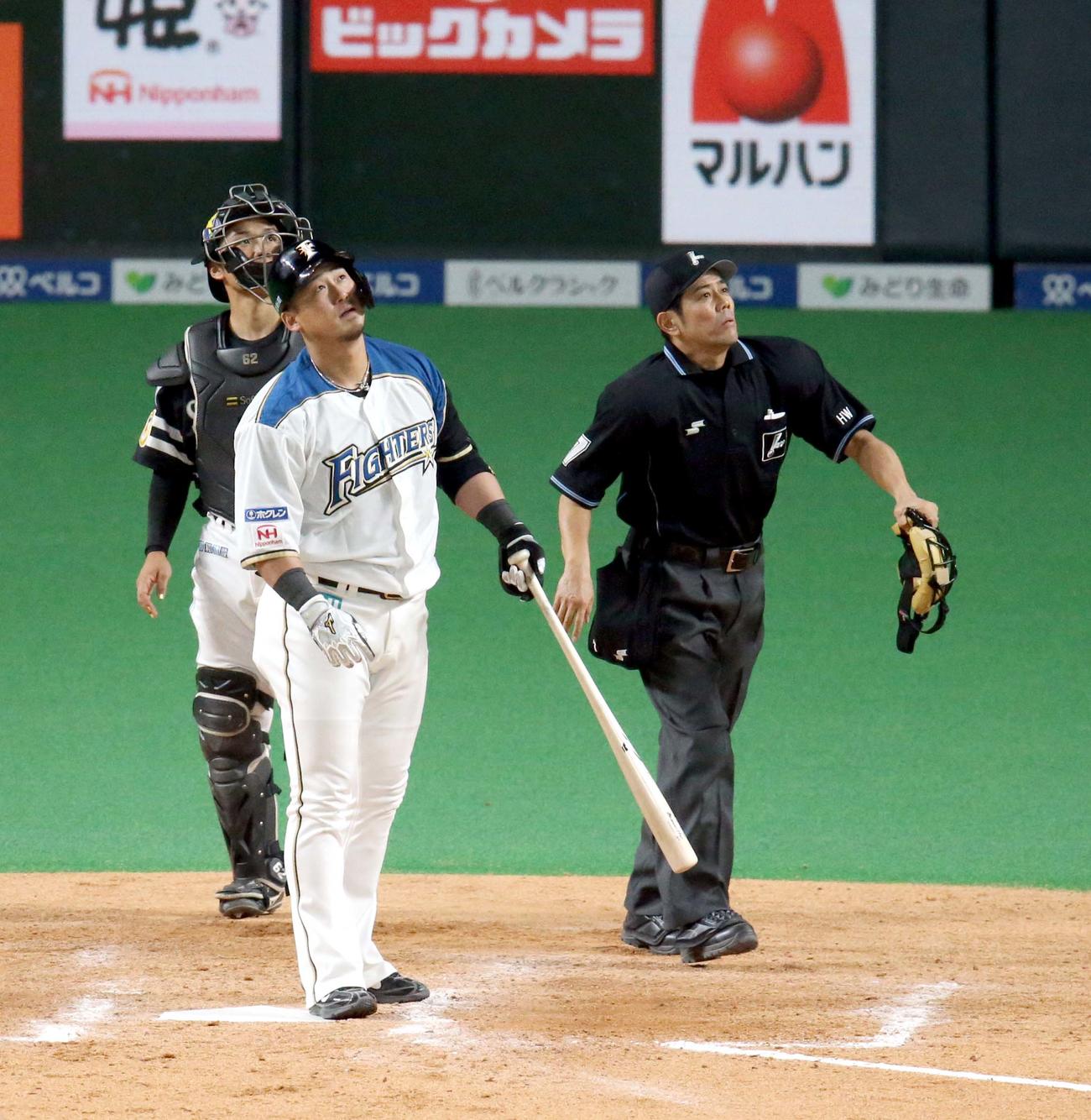 日本ハム対ソフトバンク　9回裏日本ハム1死一塁、中田は左越え2点本塁打を放ち打球を見つめる（撮影・佐藤翔太）