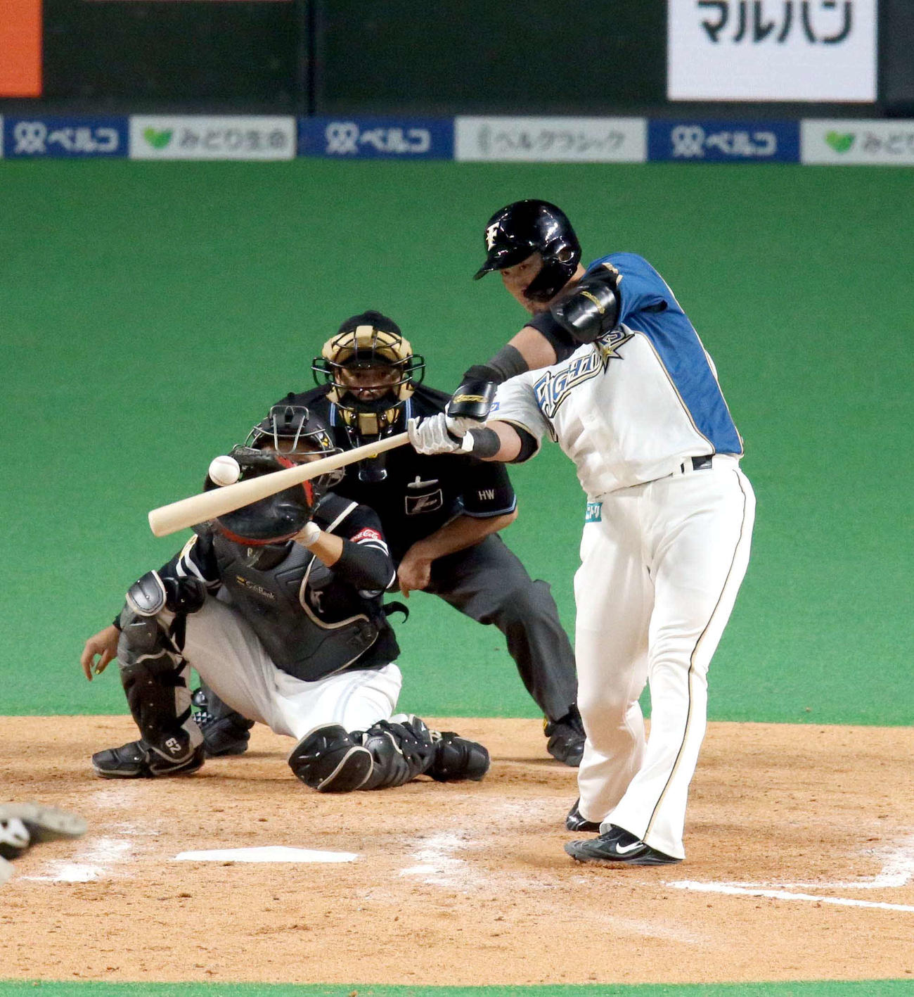 日本ハム対ソフトバンク　9回裏日本ハム1死一塁、中田は左越え2点本塁打を放つ（撮影・佐藤翔太）