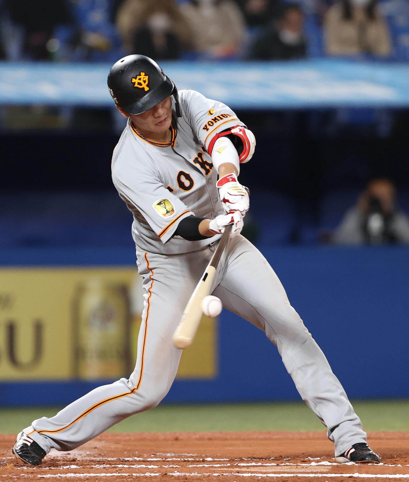 ヤクルト対巨人　6回表巨人無死三塁、適時打を放つ坂本（撮影・狩俣裕三）