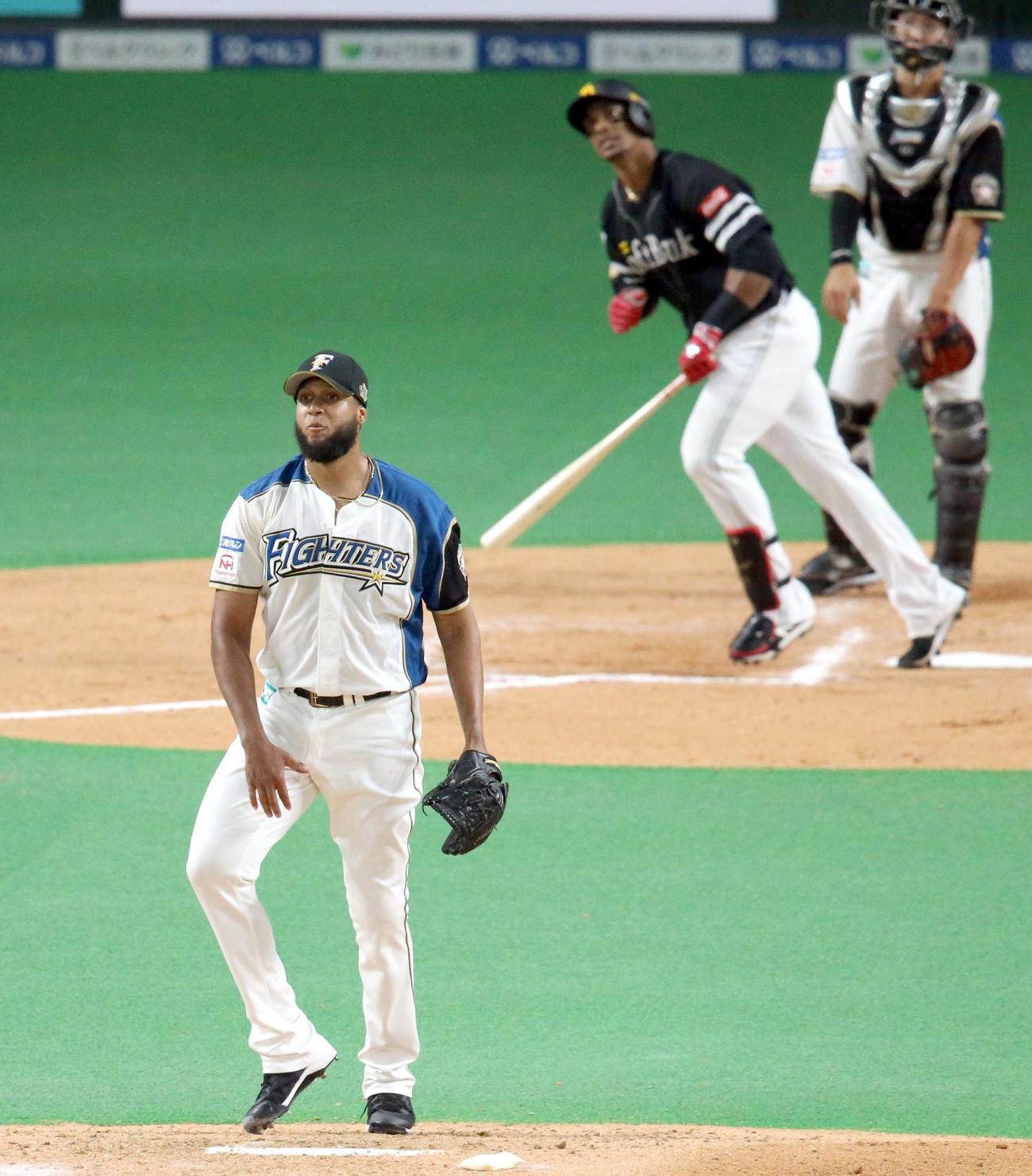 日本ハム対ソフトバンク　7回表ソフトバンク無死一塁、グラシアル（右奥）に適時二塁打を打たれる日本ハム・ロドリゲス（撮影・佐藤翔太）
