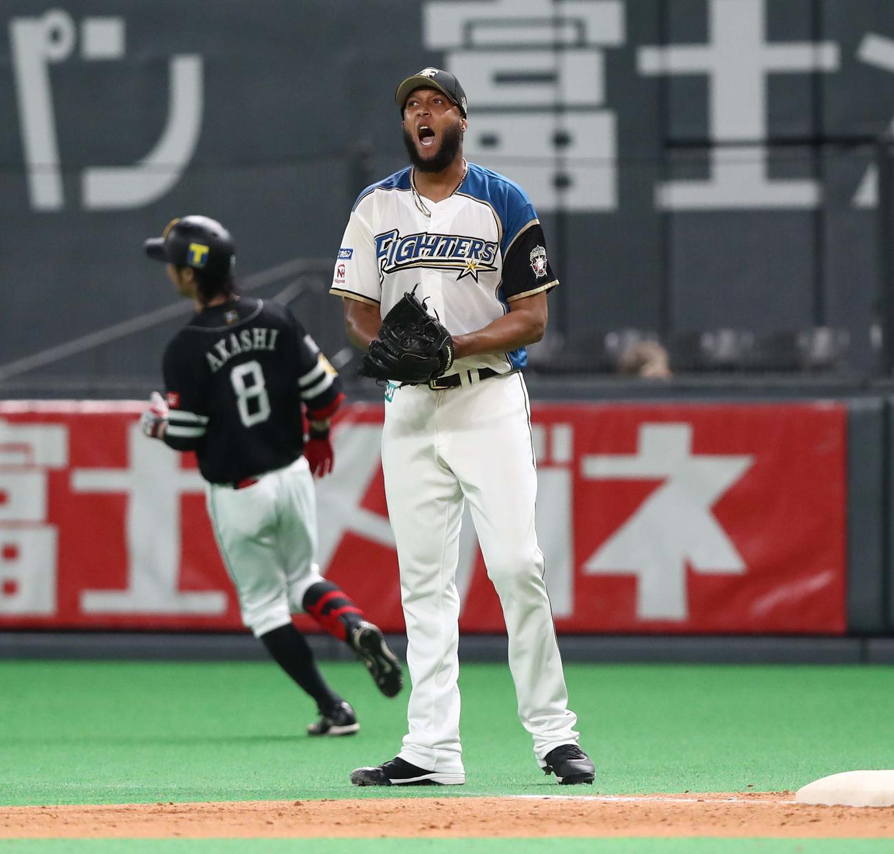 日本ハム対ソフトバンク　7回表ソフトバンク2死三塁、明石に適時内野安打を許し叫ぶロドリゲス（撮影・黒川智章）