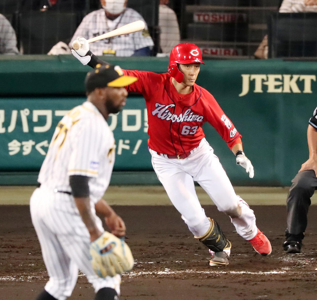 阪神対広島　3回表広島2死満塁、西川は左前に2点適時打を放つ。左はガルシア（撮影・加藤哉）