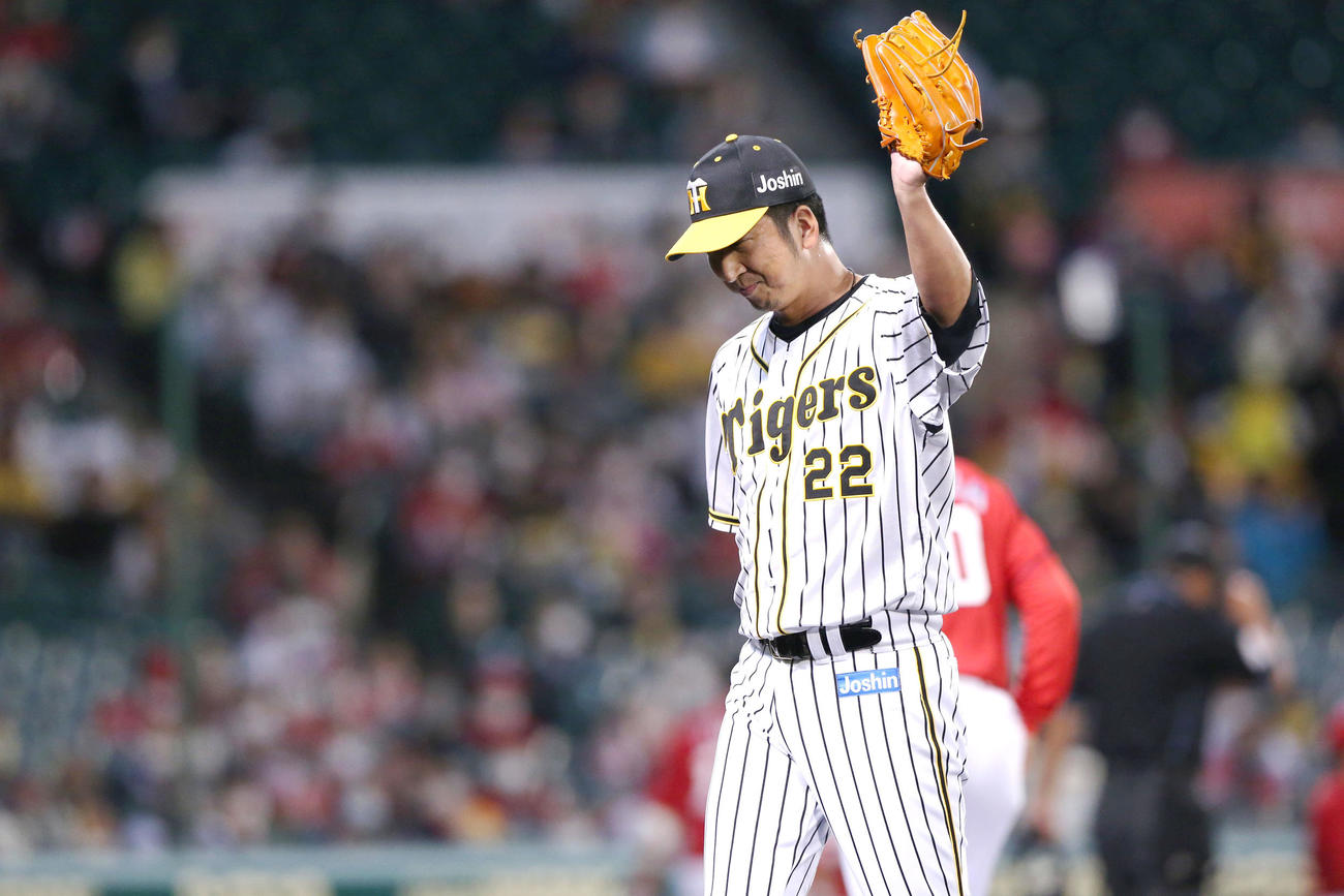 阪神対広島　6回、阪神3番手で登板の藤川はファンの声援にグラブを挙げて応える（撮影・上山淳一）