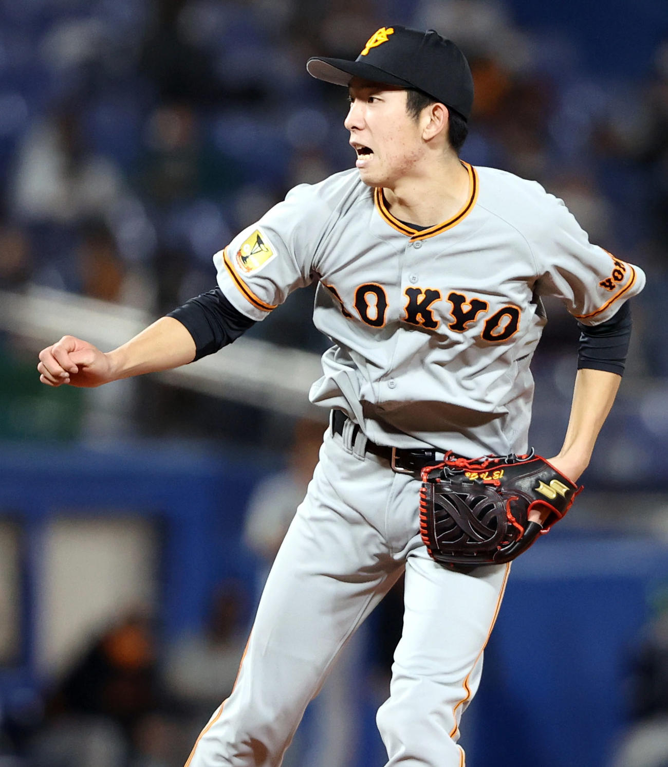 ヤクルト対巨人　6回裏、ほえながら投球する戸郷（撮影・狩俣裕三）