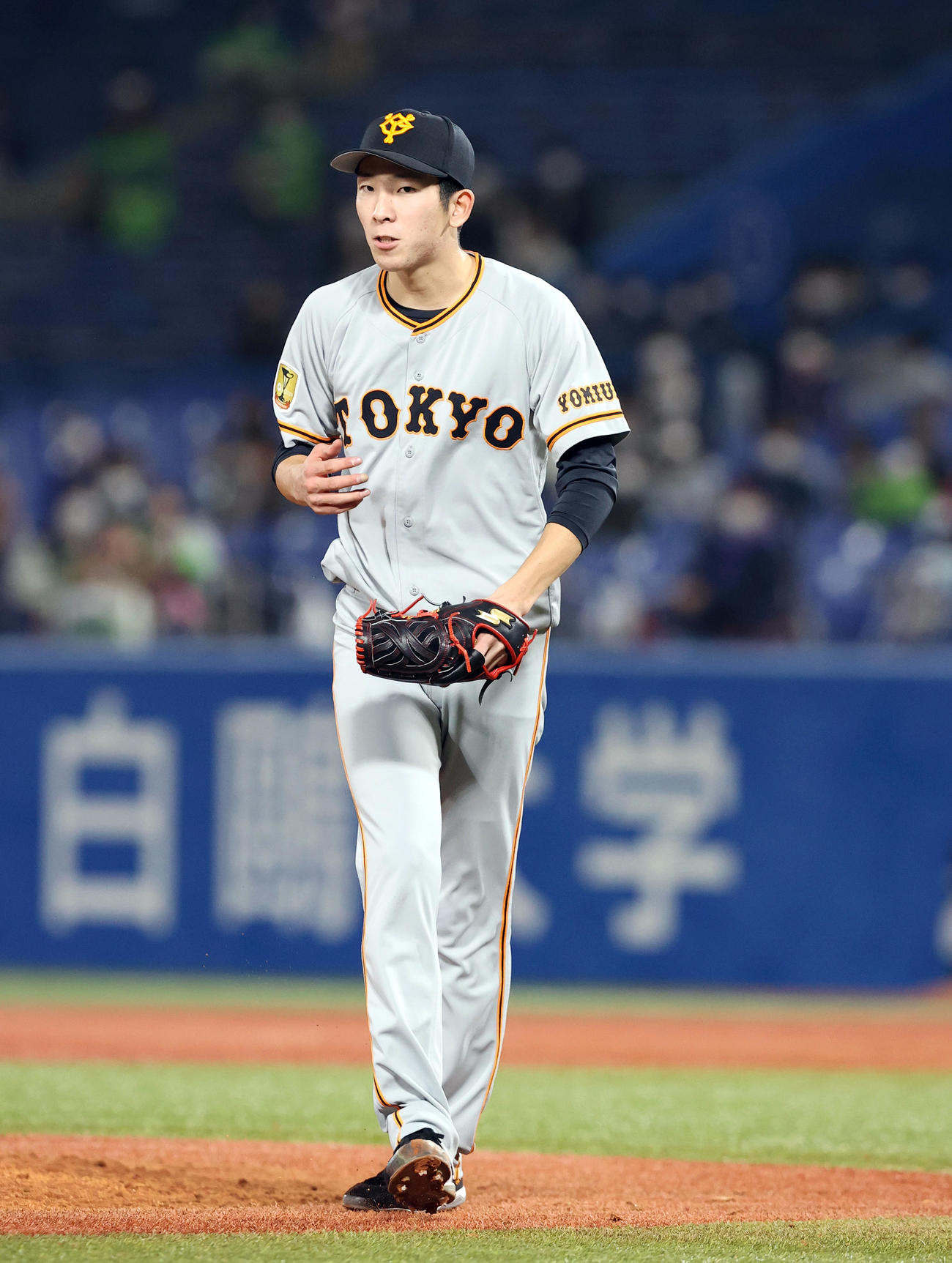ヤクルト対巨人　6回裏ヤクルト2死満塁、西浦を空振り三振に仕留め引き締まった表情で引き揚げる戸郷（撮影・垰建太）