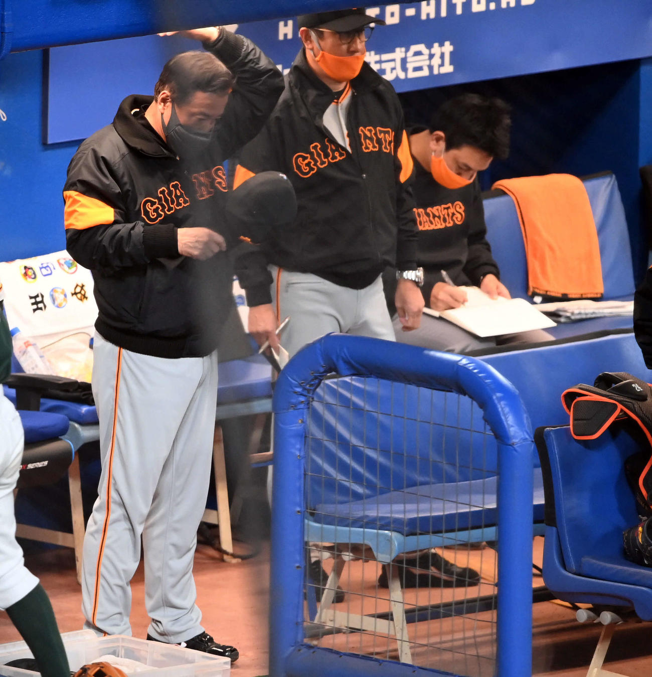 ヤクルト対巨人　9回裏、押し出しで同点とされた巨人原監督（撮影・たえ見朱実）
