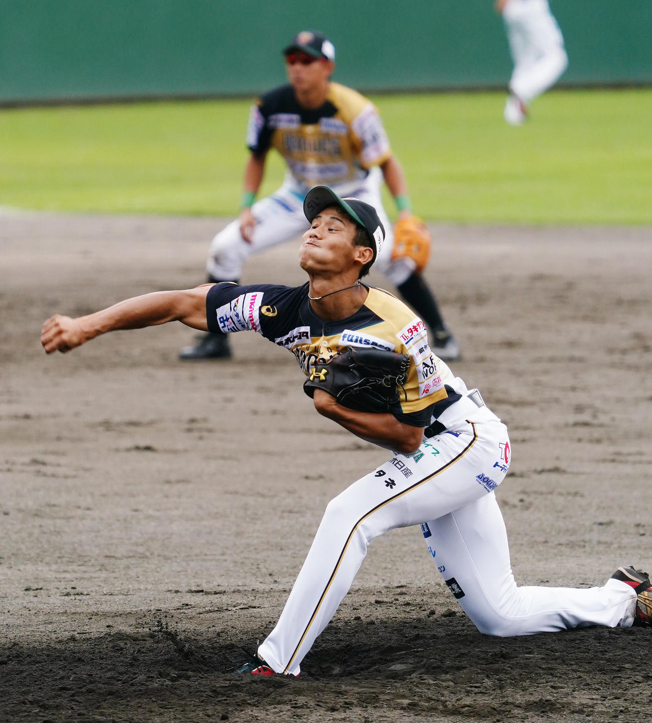 9月13日の茨城戦で川崎宗則（上）を背に投球する栃木・石田（撮影・菅敏）