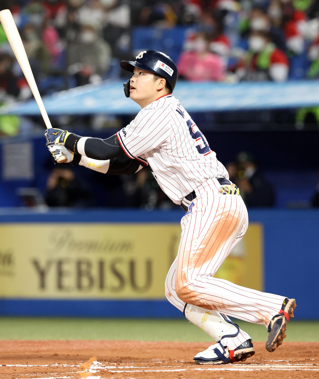 ヤクルト対巨人　6回裏ヤクルト1死二塁、2点本塁打を放つ村上（撮影・垰建太）