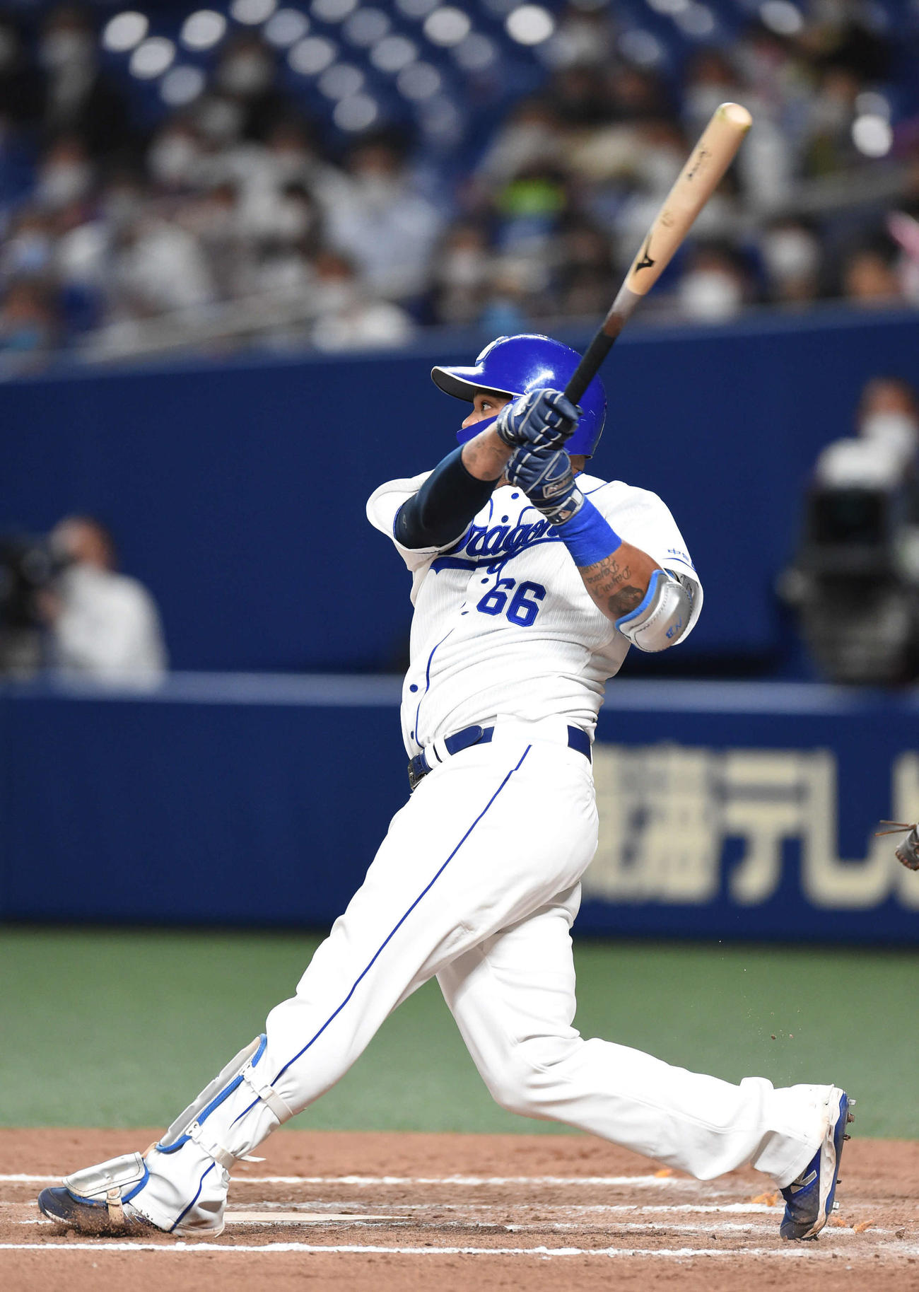 中日対DeNA　7回裏中日2死一、二塁、ライトスタンドへ通算100号となる3点本塁打を放ったダヤン・ビシエド（撮影・森本幸一）