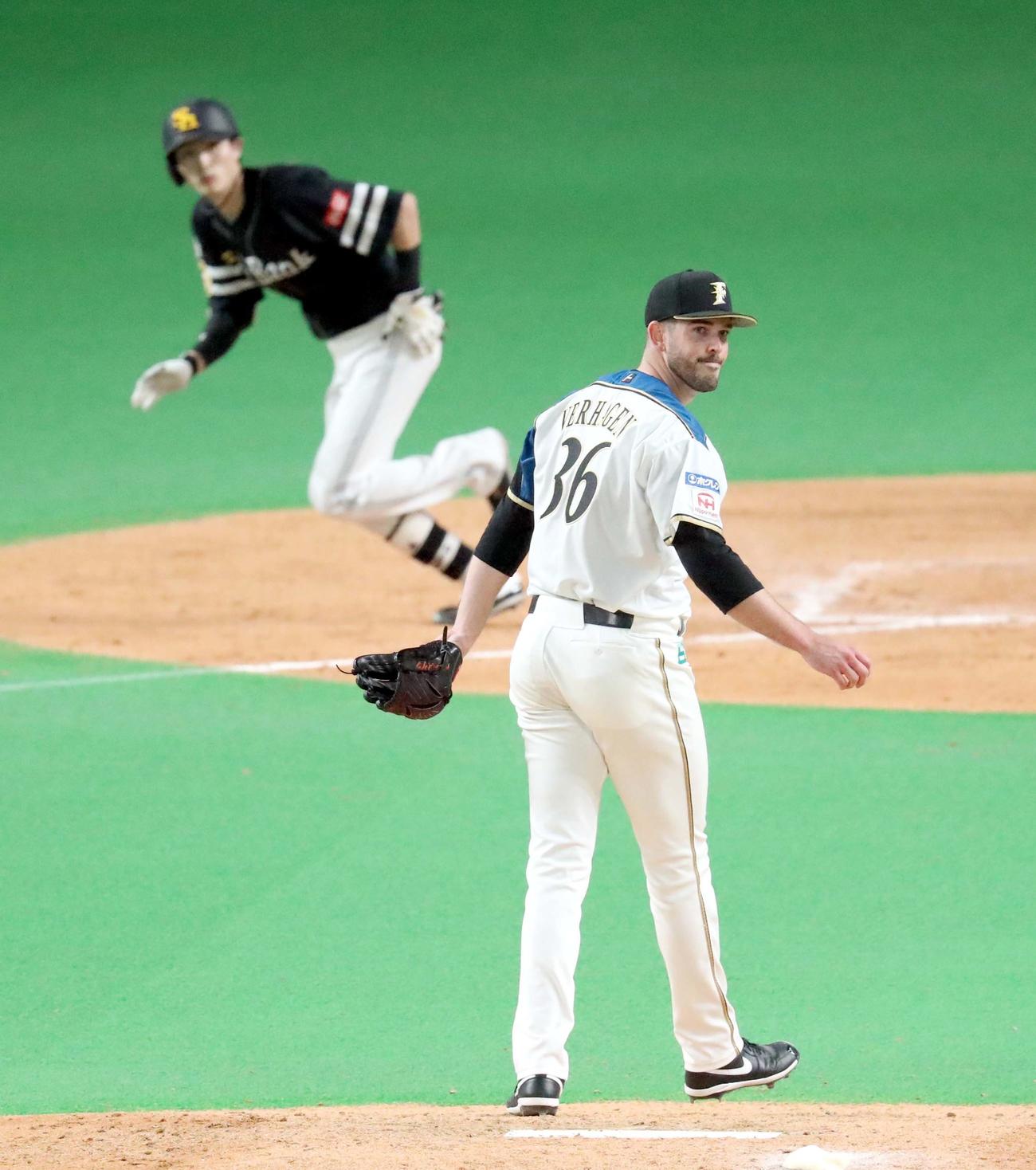 日本ハム対ソフトバンク　5回表ソフトバンク1死二塁、周東に同点となる適時三塁打を打たれる日本ハム・バーヘイゲン（撮影・佐藤翔太）