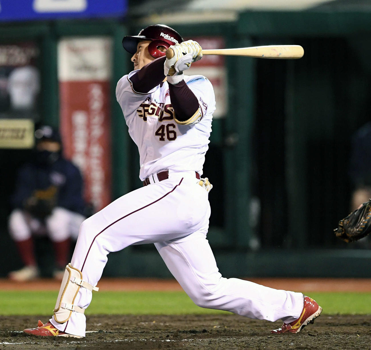 楽天対オリックス　8回裏楽天2死二塁、下水流は同点の右適時三塁打を放つ（撮影・滝沢徹郎）