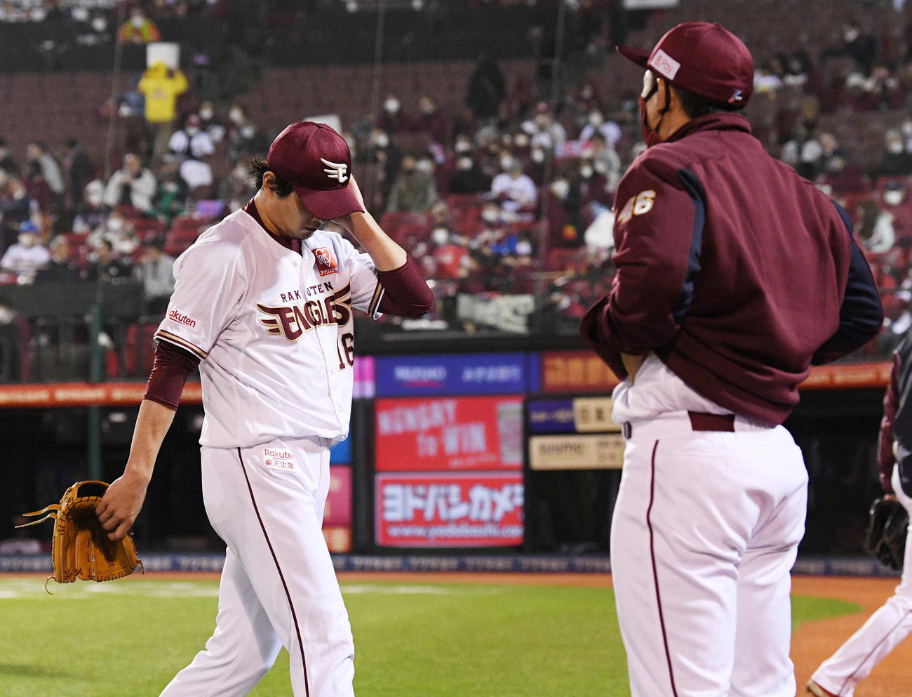 楽天対オリックス　4回に勝ち越しを許した楽天涌井（左）はうつむいてベンチへ引き揚げる（撮影・滝沢徹郎）