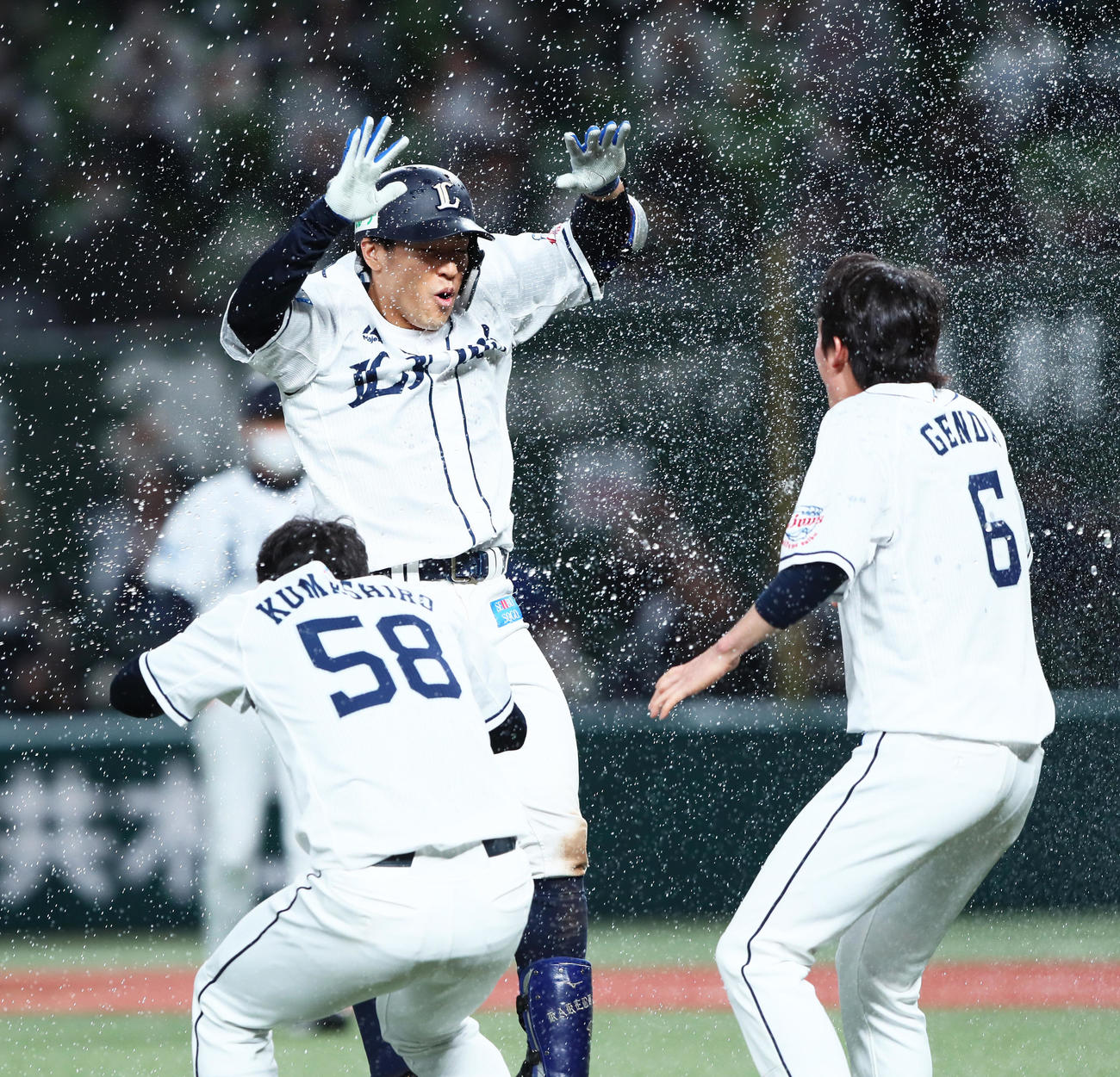 西武対ロッテ　9回裏西武2死一、二塁、サヨナラ打を放ち手荒い祝福を受ける山野辺（撮影・足立雅史）