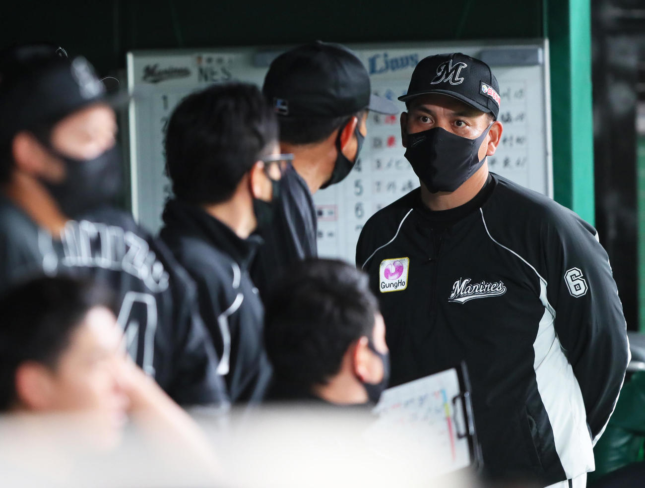 西武対ロッテ　ベンチでスタッフらと話すロッテ井口監督（撮影・足立雅史）