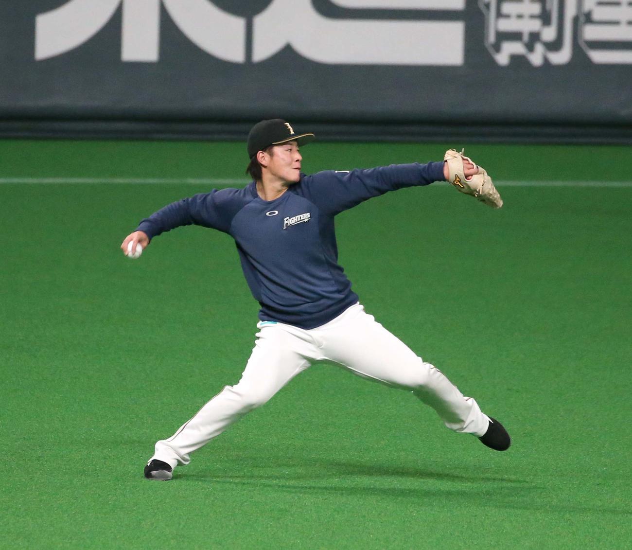 キャッチボールする吉田輝星（撮影・黒川智章）