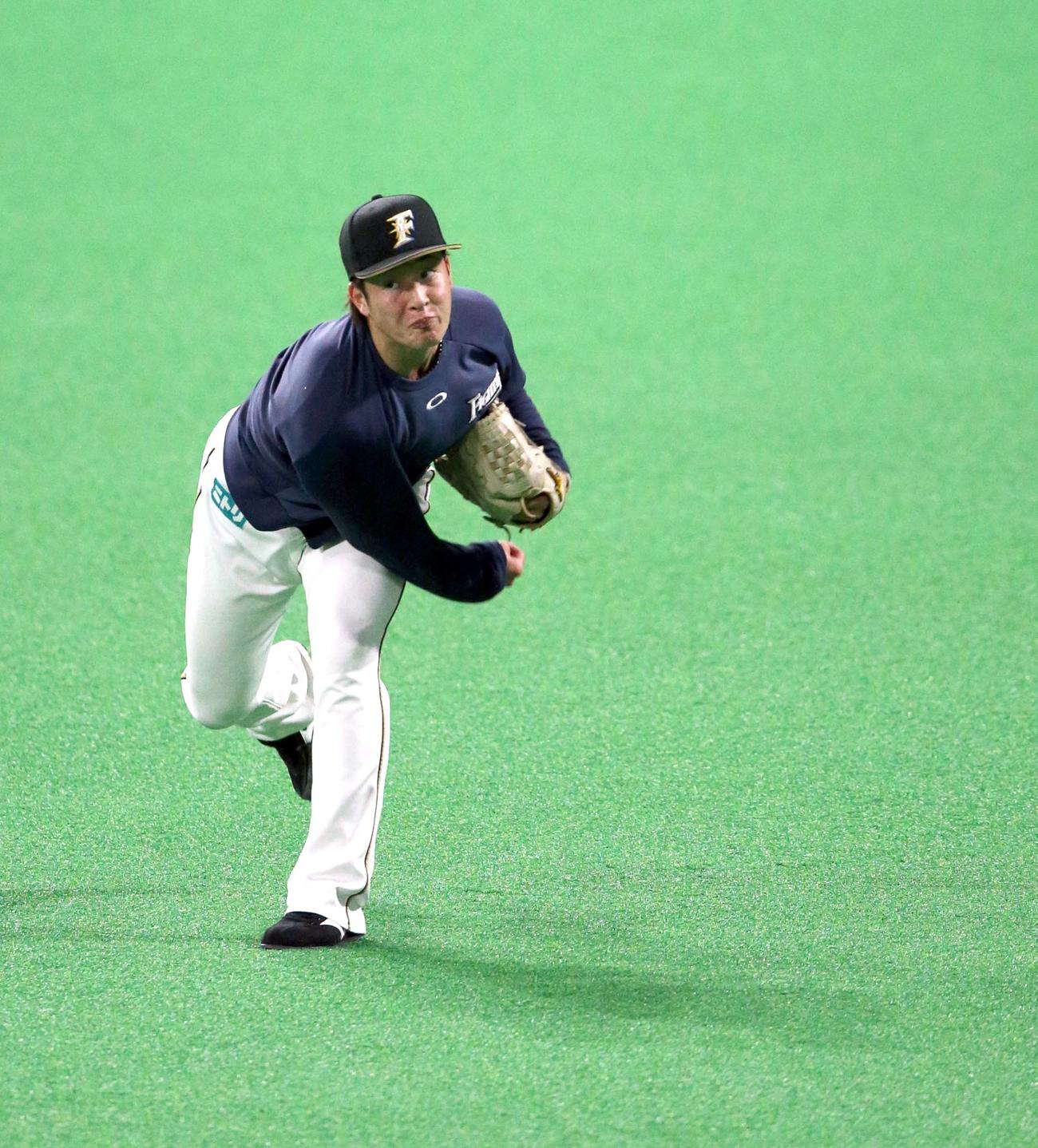 遠投をする日本ハム吉田輝星（撮影・佐藤翔太）