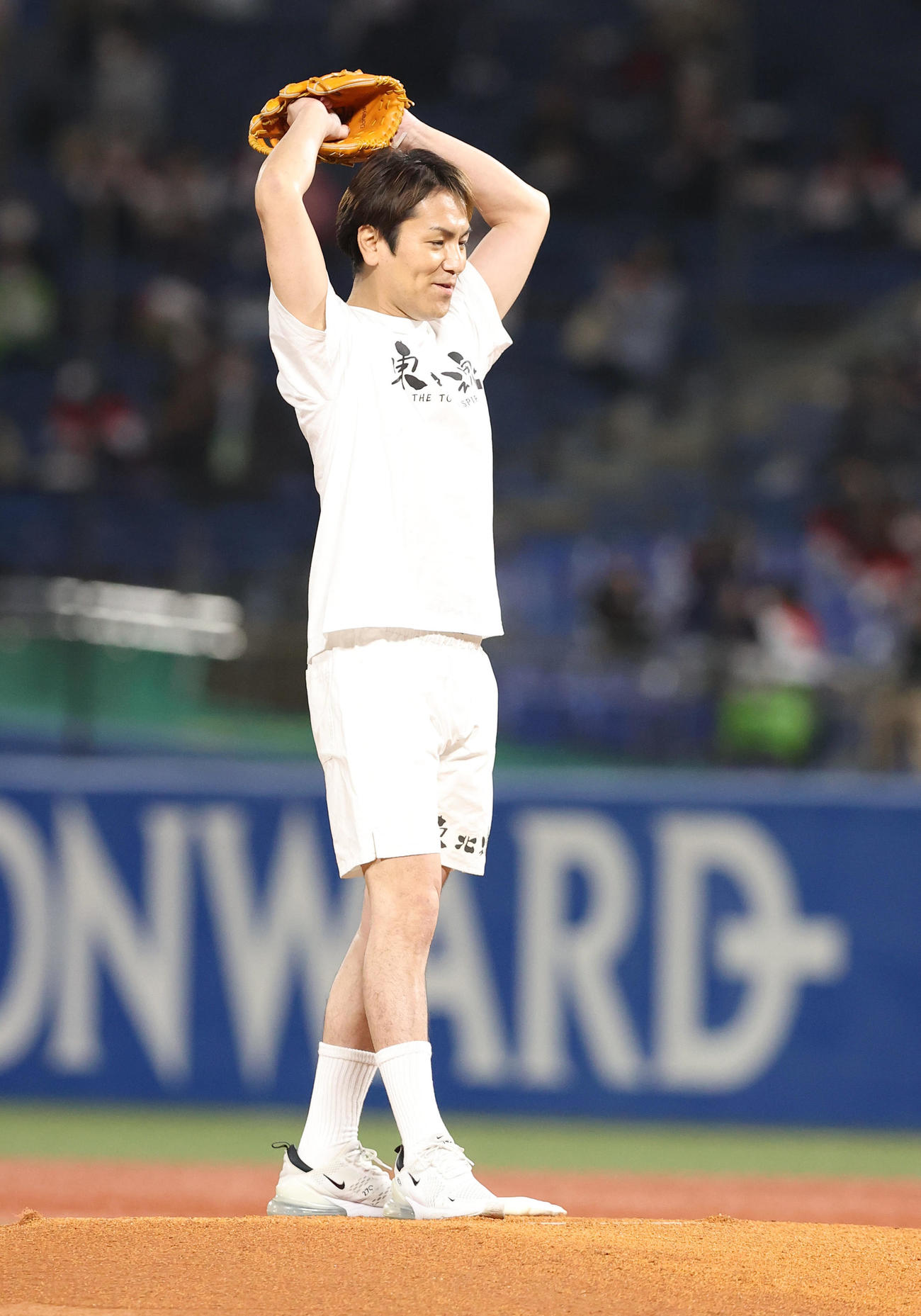 ヤクルト対巨人　始球式を行う狩野英孝（撮影・垰建太）