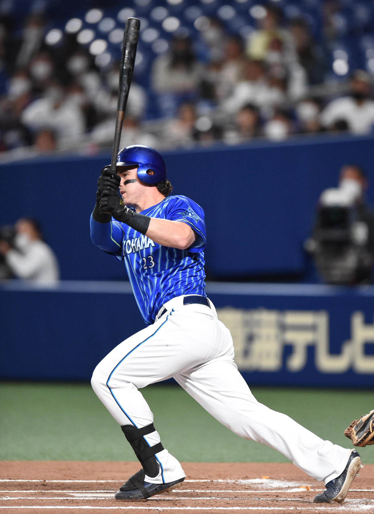 中日対DeNA　1回表2死三塁、左前適時打を放ったタイラー・オースティン（撮影・森本幸一）