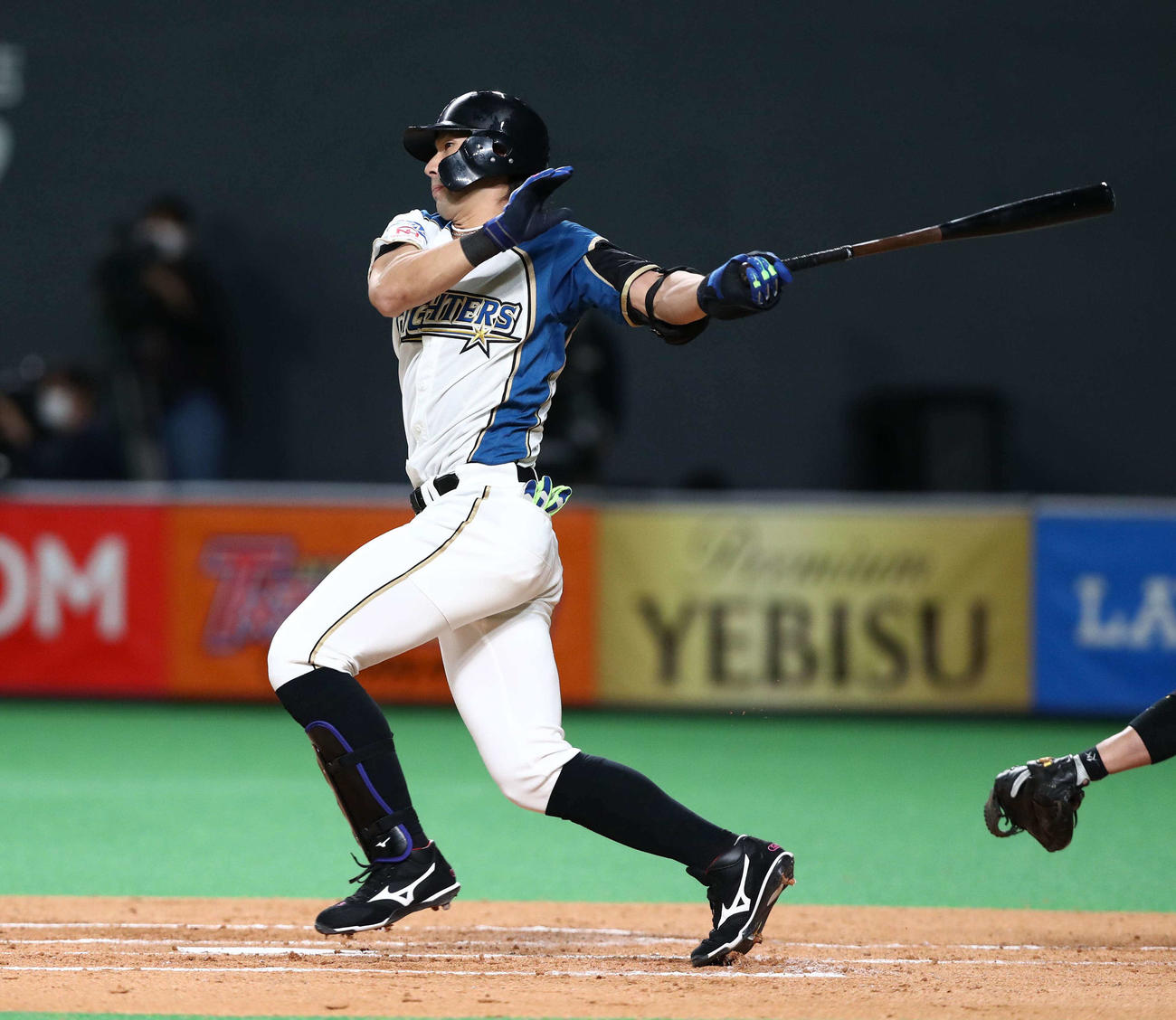 日本ハム対ソフトバンク　2回裏日本ハム無死一、二塁、左前適時打を放つ大田（撮影・黒川智章）