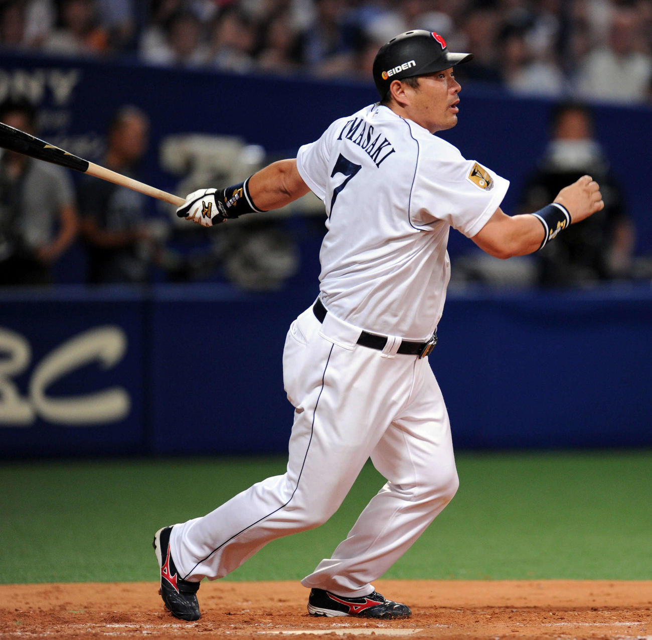 12年7月13日、巨人戦で適時二塁打を放つ中日山崎武司