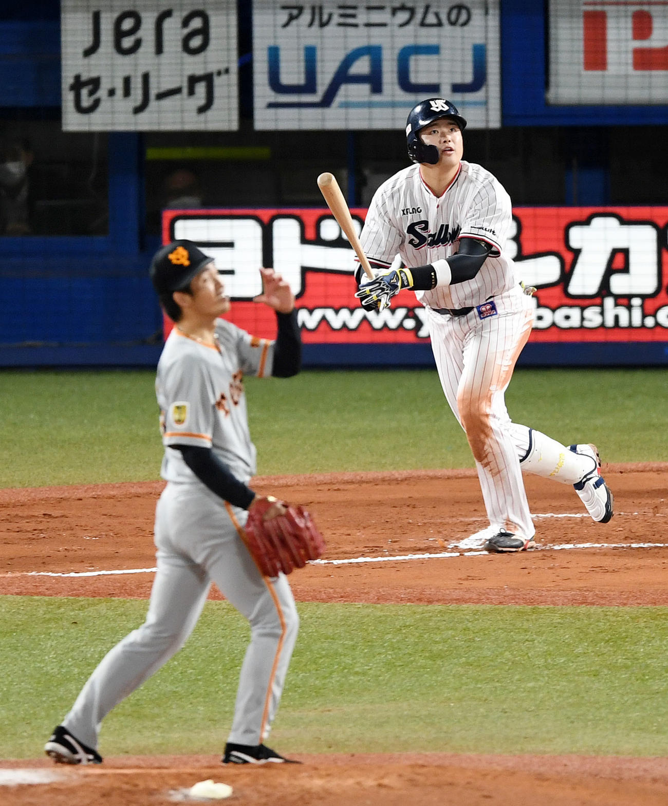ヤクルト対巨人　6回裏ヤクルト1死二塁、左越え2点本塁打を放つ村上。投手高橋（撮影・横山健太）
