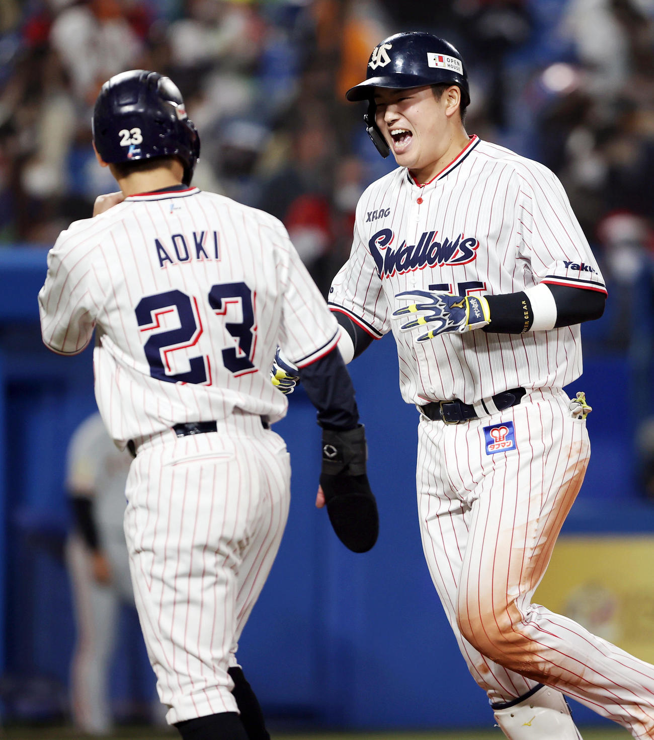 ヤクルト対巨人　6回裏ヤクルト1死二塁、2点本塁打を放ち、青木（左）に向かってほえながら喜ぶ村上（撮影・狩俣裕三）