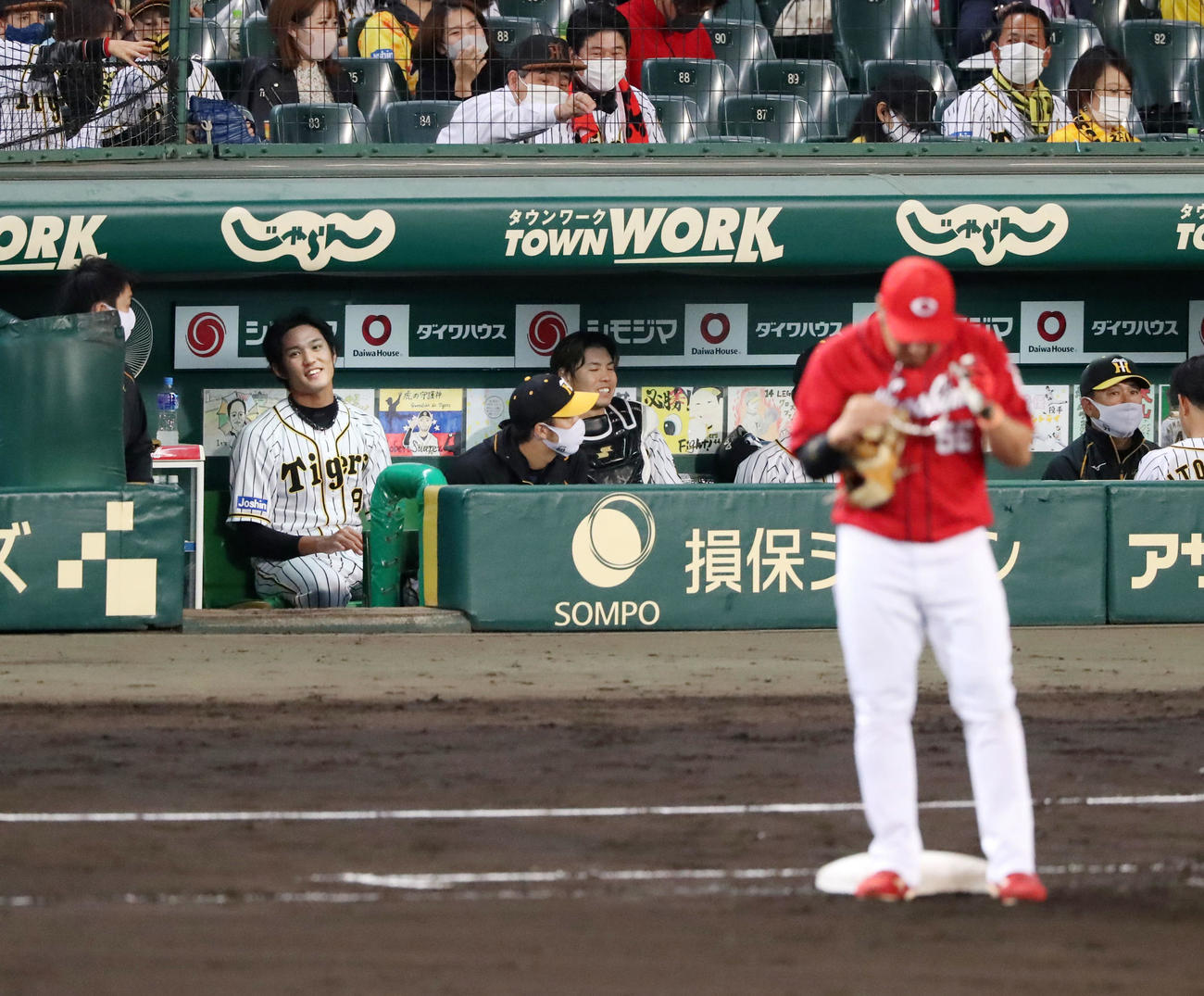 阪神対広島　8回表、広島打線を無失点で抑えベンチで笑顔を見せる藤浪（撮影・加藤哉）