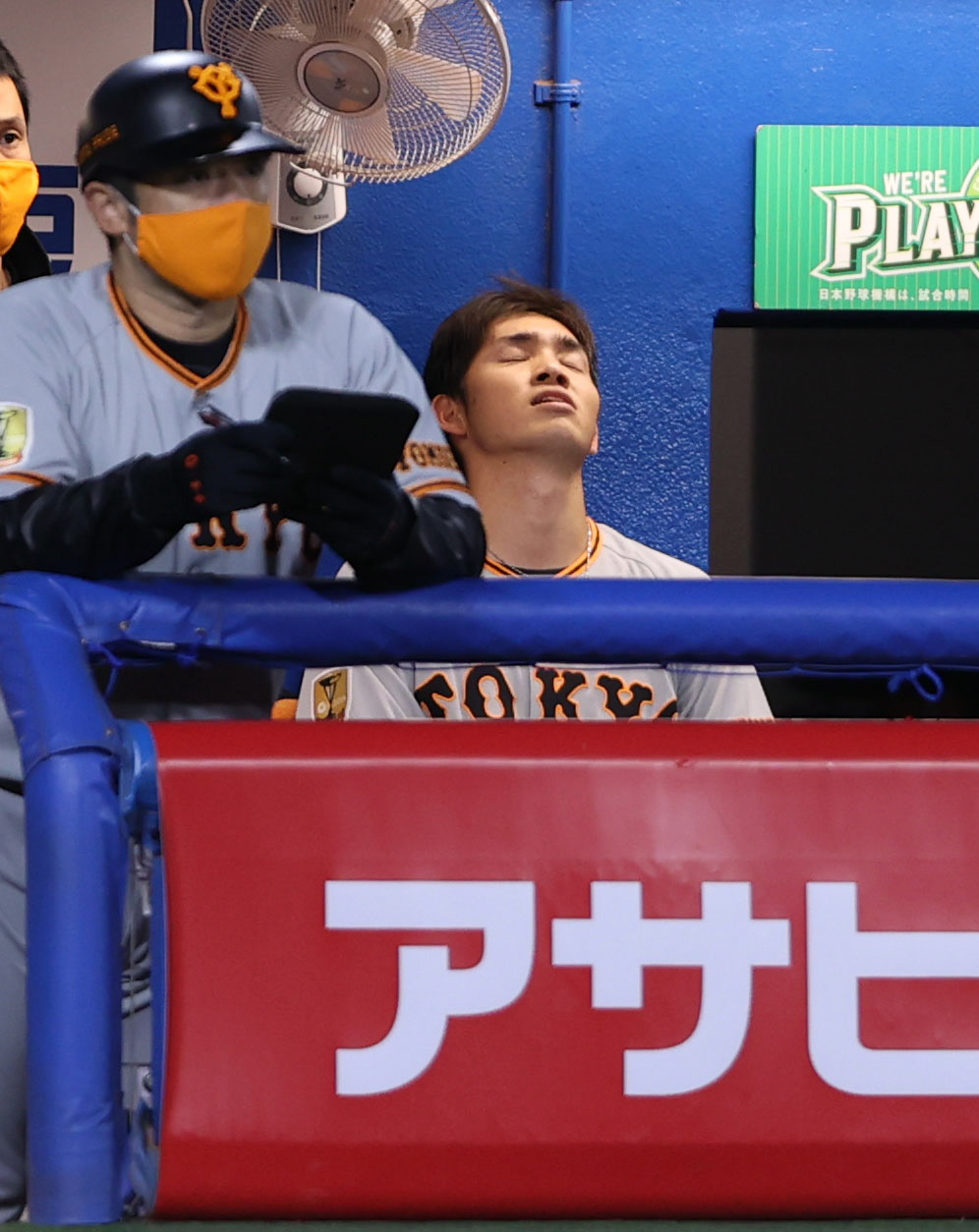 ヤクルト対巨人　6回裏途中、降板し、悔しがる高橋（撮影・狩俣裕三）
