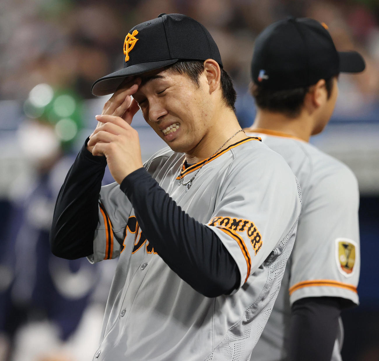 ヤクルト対巨人　6回裏、降板した巨人高橋は厳しい表情でナインを出迎える（撮影・垰建太）