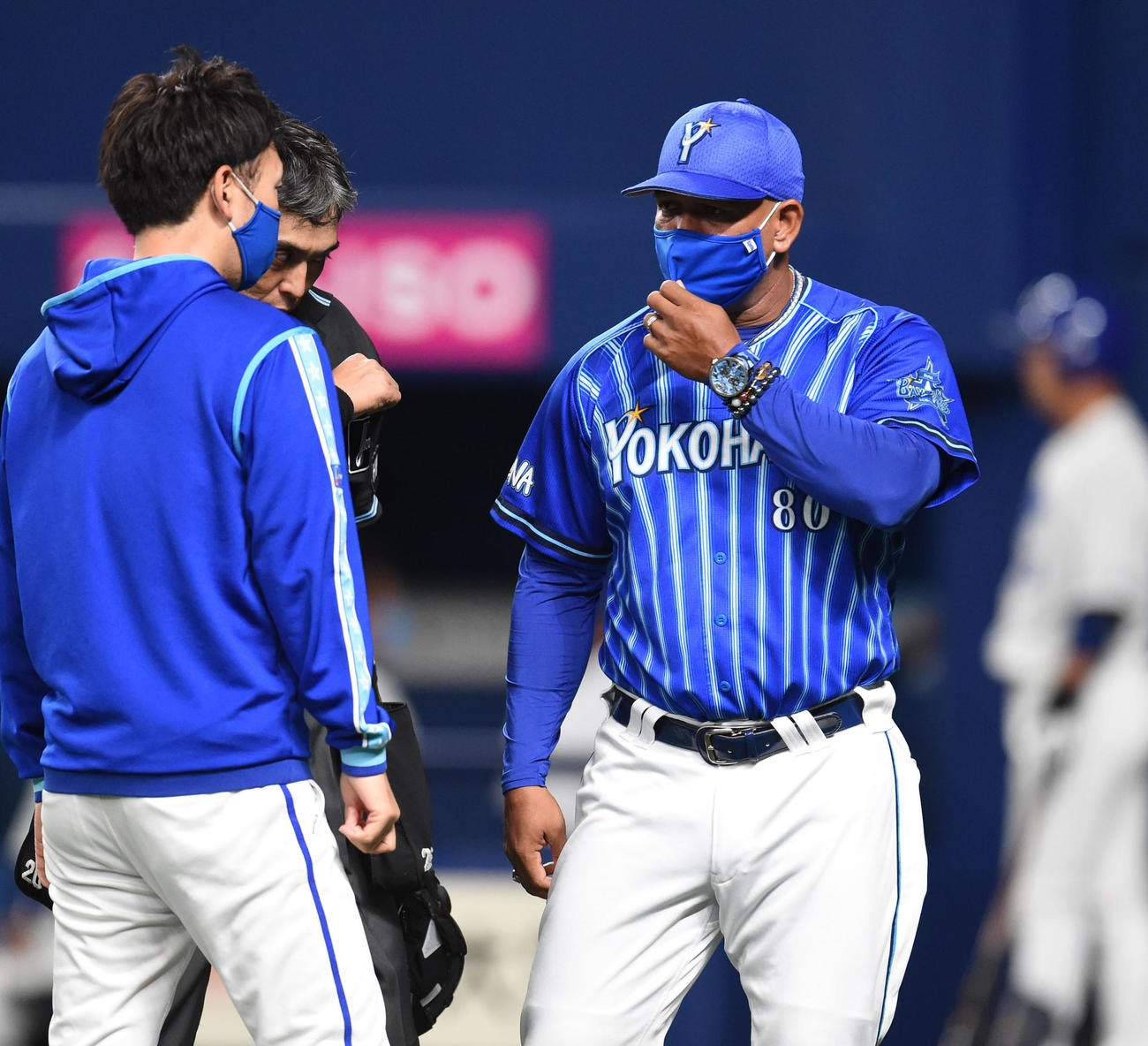 中日対DeNA　6回裏中日2死一、二塁、投手交代を告げるラミレス監督（撮影・森本幸一）