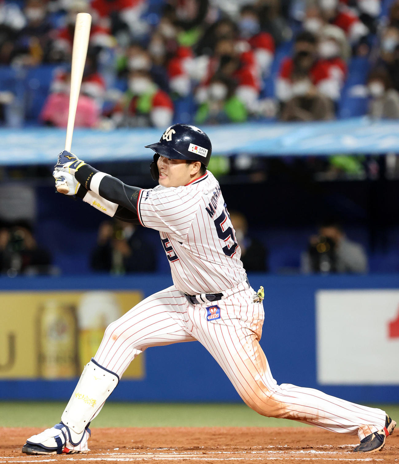 ヤクルト対巨人　6回裏ヤクルト1死二塁、2点本塁打を放つ村上（撮影・垰建太）
