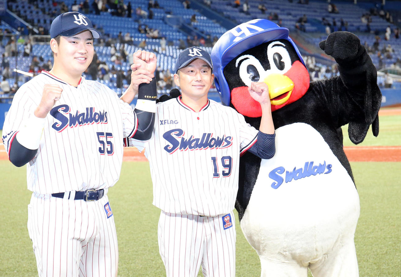 ヤクルト対巨人　ヒーローインタビュー後、つば九郎といっしょに記念撮影をする村上（左）と石川（撮影・狩俣裕三）