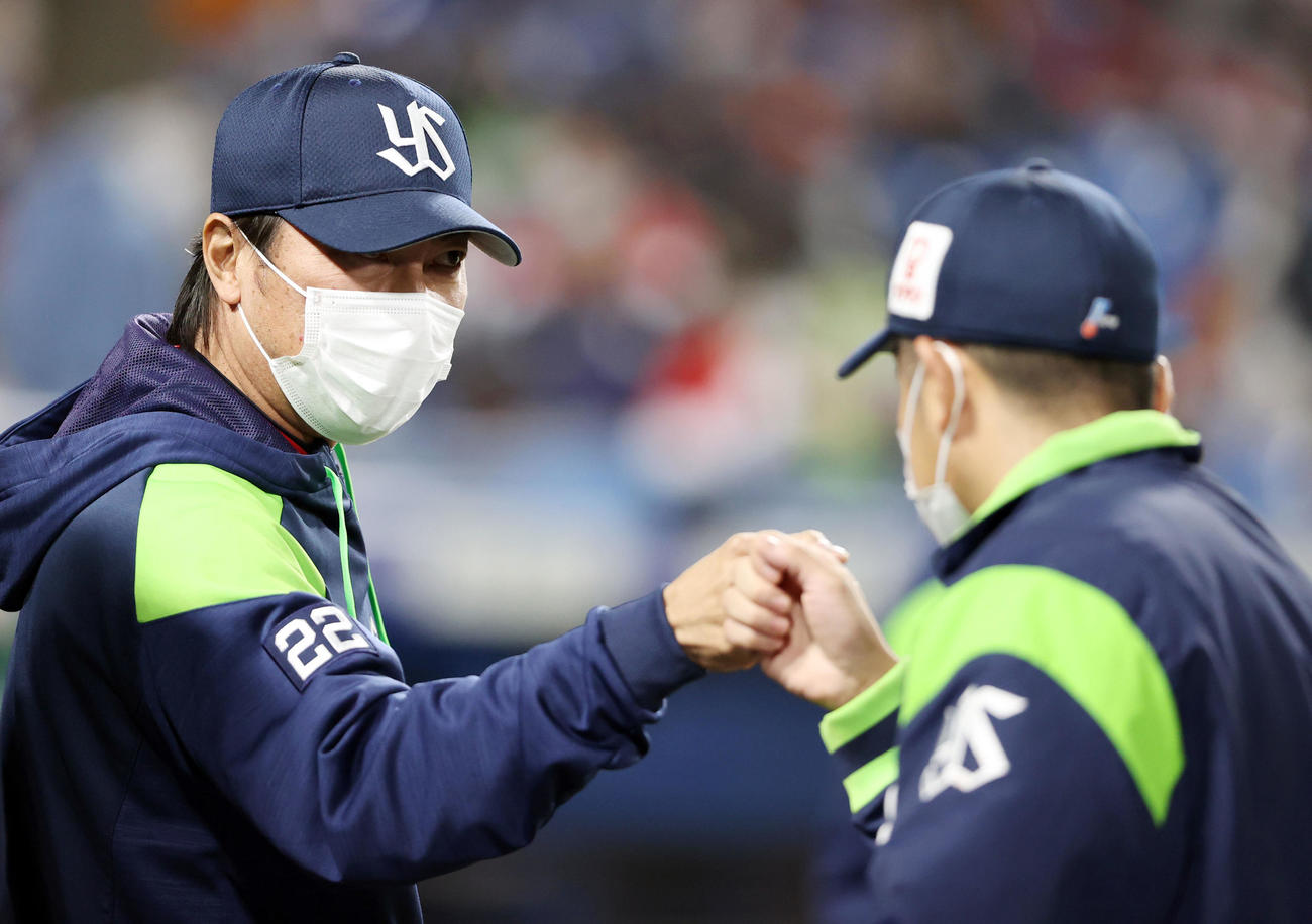 ヤクルト対巨人　試合後、石川（右）とタッチを交わす高津監督（撮影・狩俣裕三）