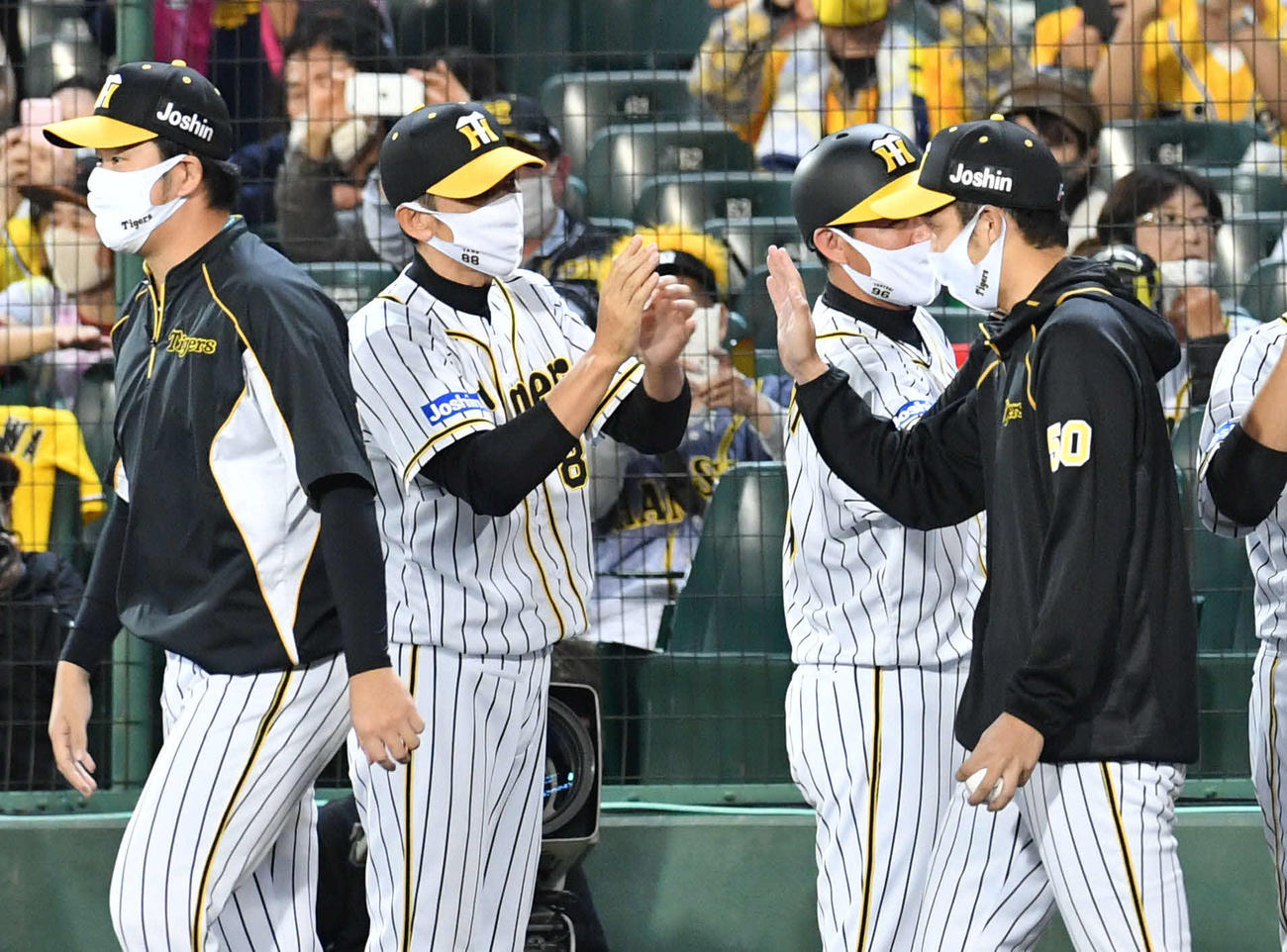 阪神対広島22回戦　7勝目を挙げた青柳（右）とエアタッチを交わす矢野監督（撮影・岩下翔太）