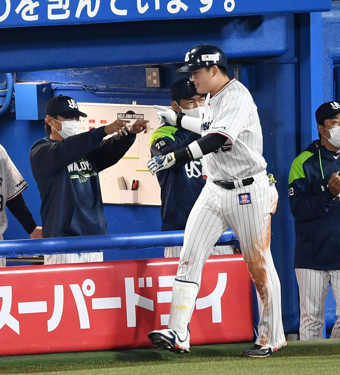 ヤクルト対巨人　6回裏ヤクルト1死二塁、左越え2点本塁打を放った村上（右）をエアタッチで迎える高津監督（左）（撮影・横山健太）
