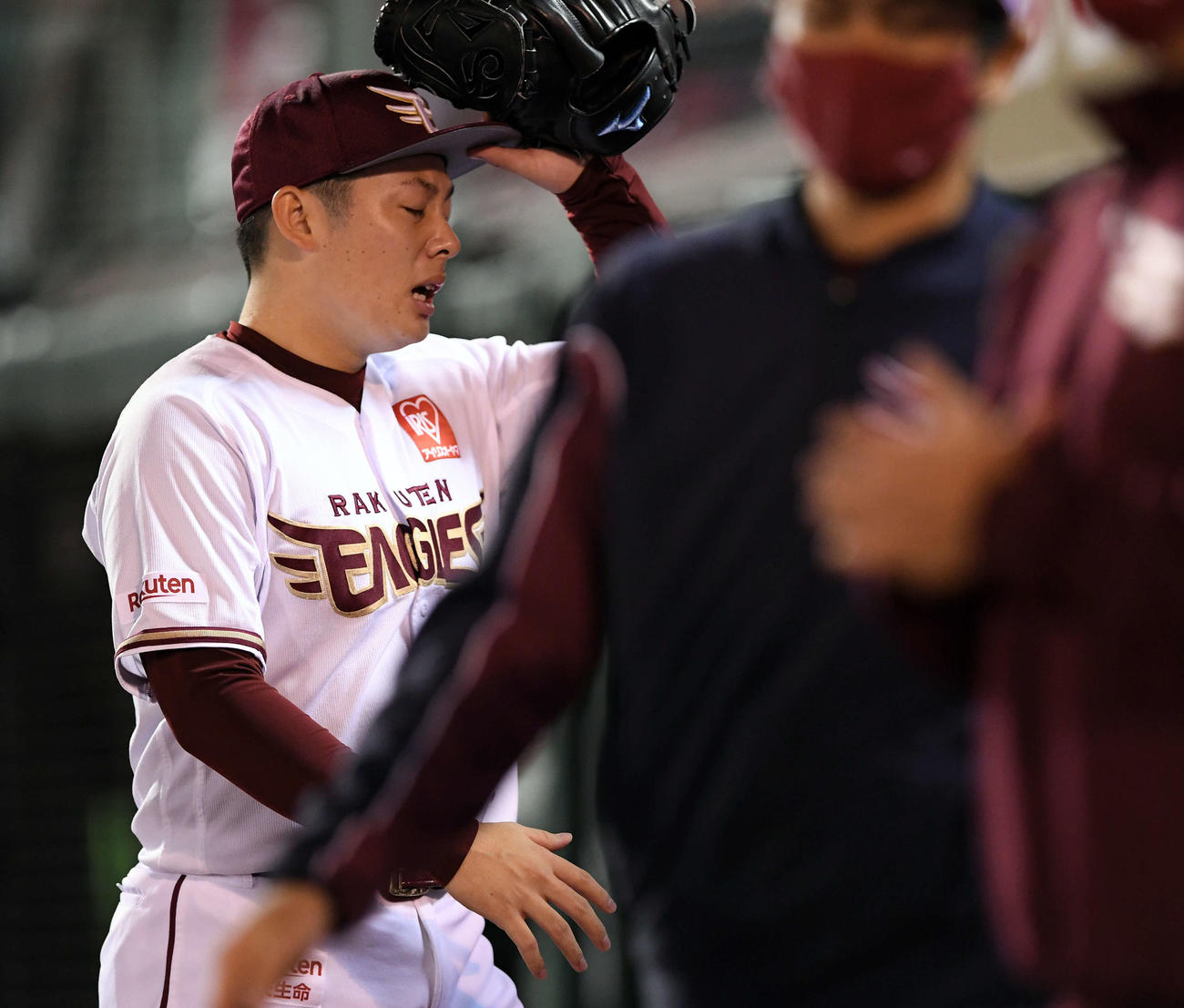 楽天対オリックス　9回表、オリックス大城に勝ち越しのソロ本塁打を浴びた松井（奥）は厳しい表情で引き揚げる（撮影・滝沢徹郎）