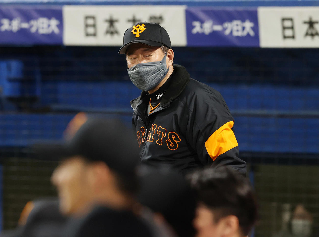 ヤクルト対巨人　9回、交代を告げ渋い表情の巨人原監督（撮影・垰建太）