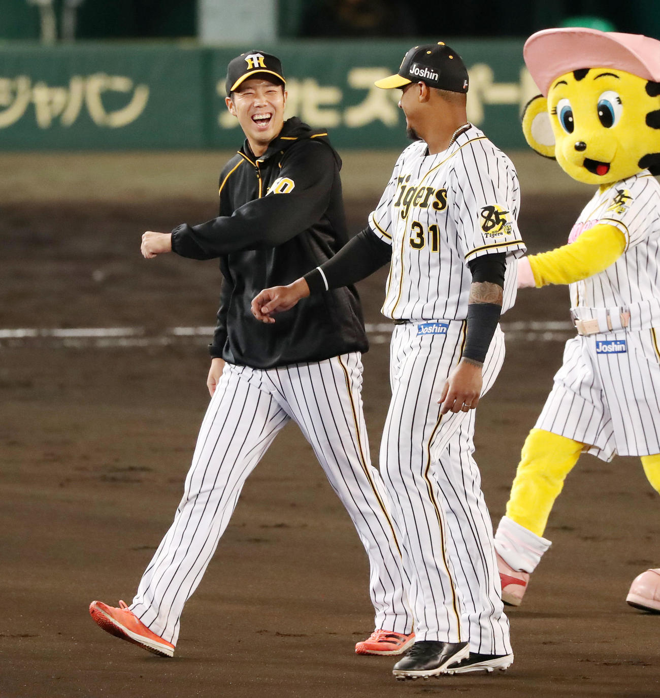 阪神対広島　広島に勝利し笑顔を見せる阪神青柳、右はマルテ（撮影・加藤哉）