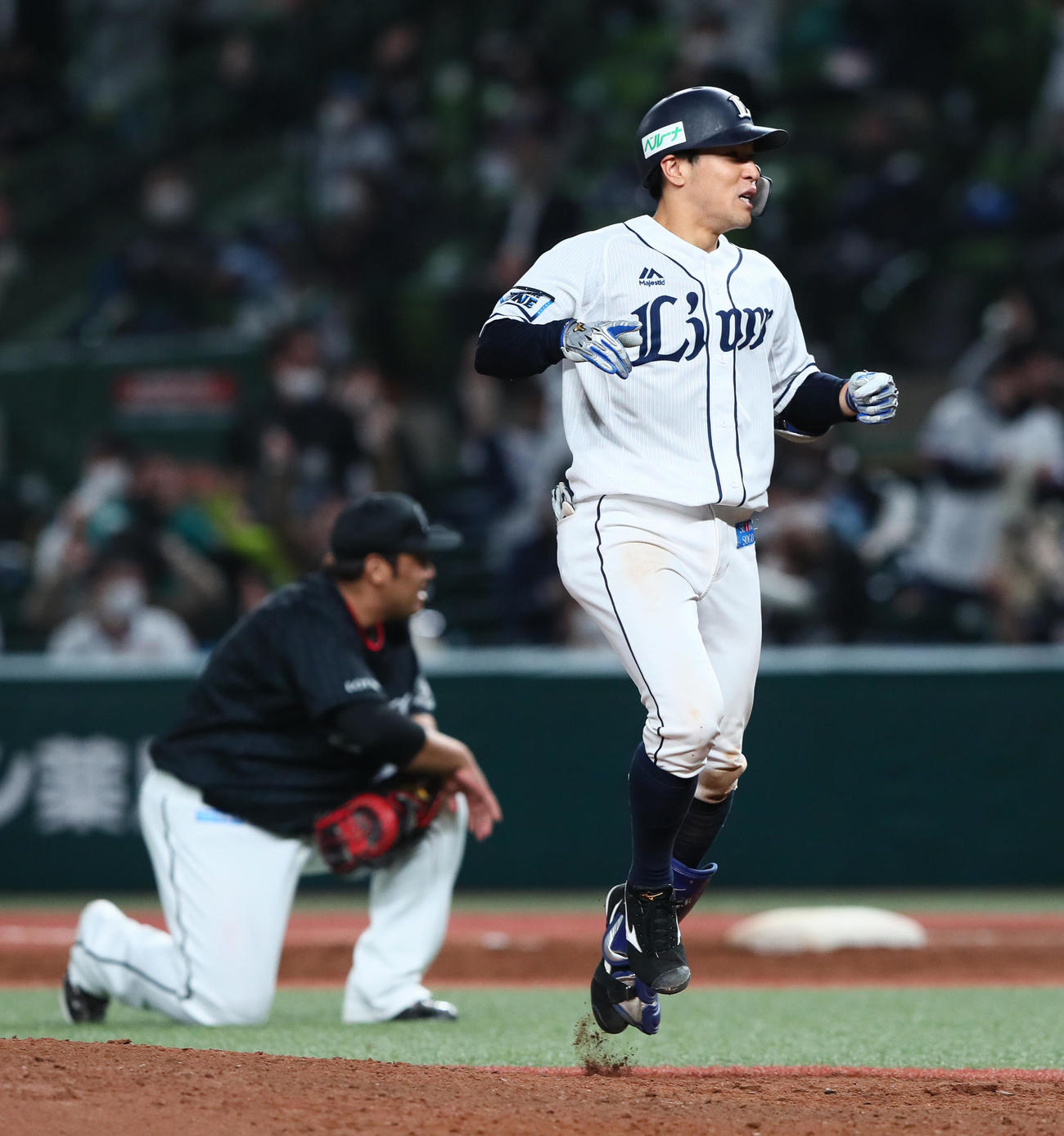 西武対ロッテ　9回裏西武2死一、二塁、サヨナラ打を放ち喜ぶ山野辺。後方は一塁手井上（撮影・足立雅史）