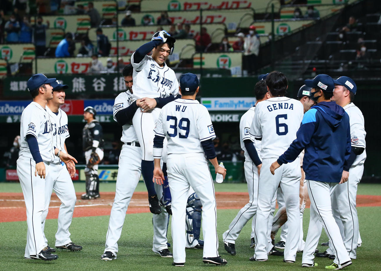 西武対ロッテ　9回裏西武2死一、二塁、サヨナラ打を放った山野辺（中央）はメヒアに抱きかかえられ祝福される（撮影・足立雅史）