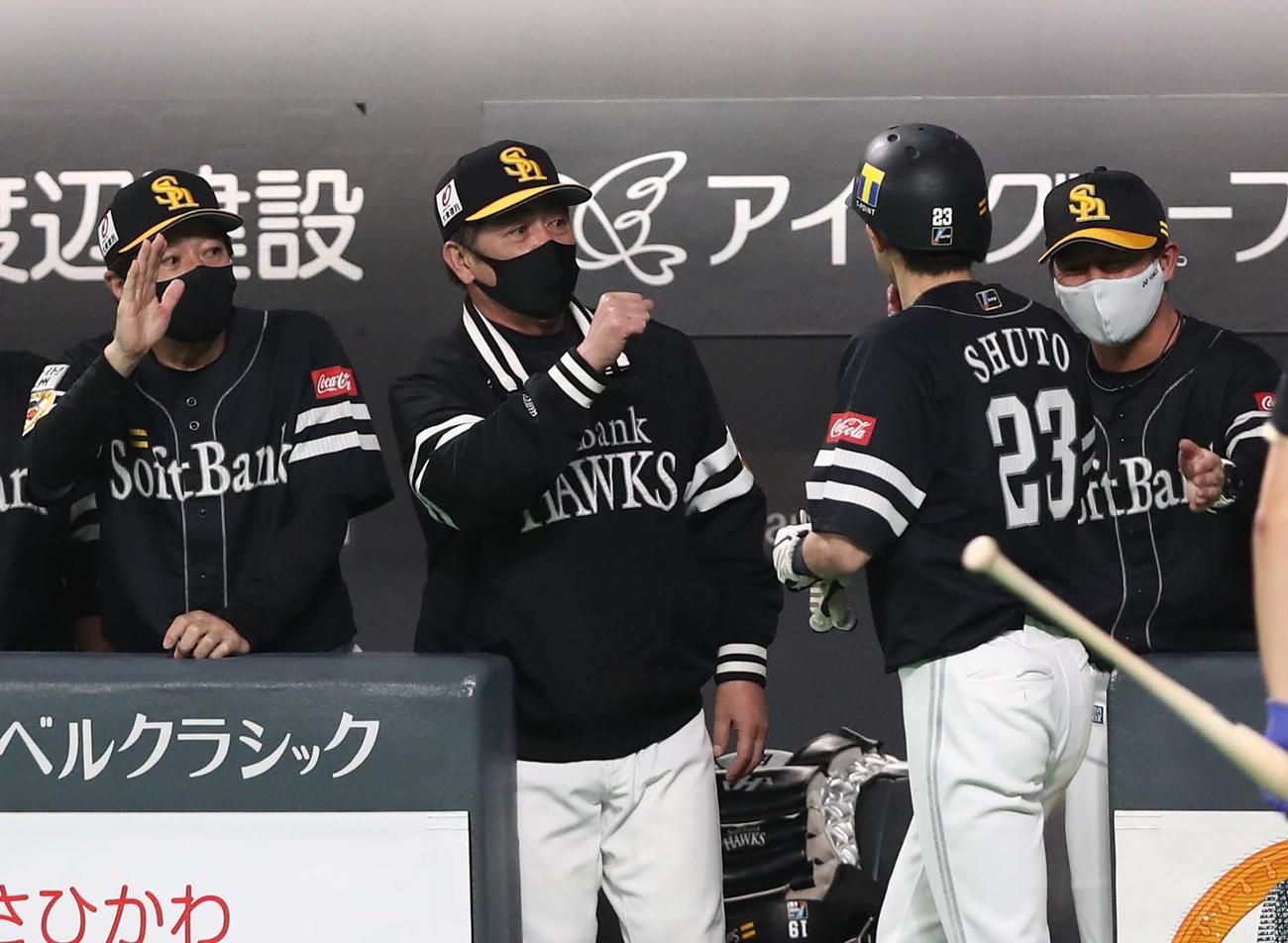 日本ハム対ソフトバンク　5回表、生還した周東を出迎える工藤監督（撮影・黒川智章）