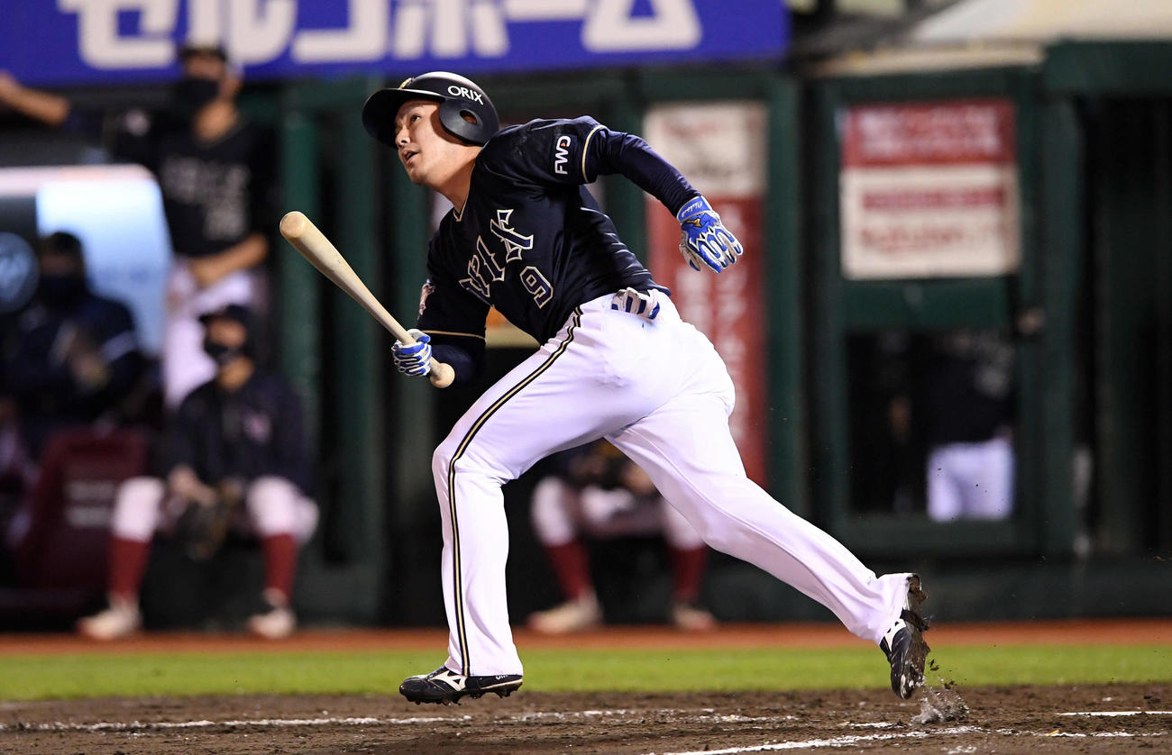 楽天対オリックス　9回表オリックス2死、大城は勝ち越しの左越えソロ本塁打を放つ（撮影・滝沢徹郎）