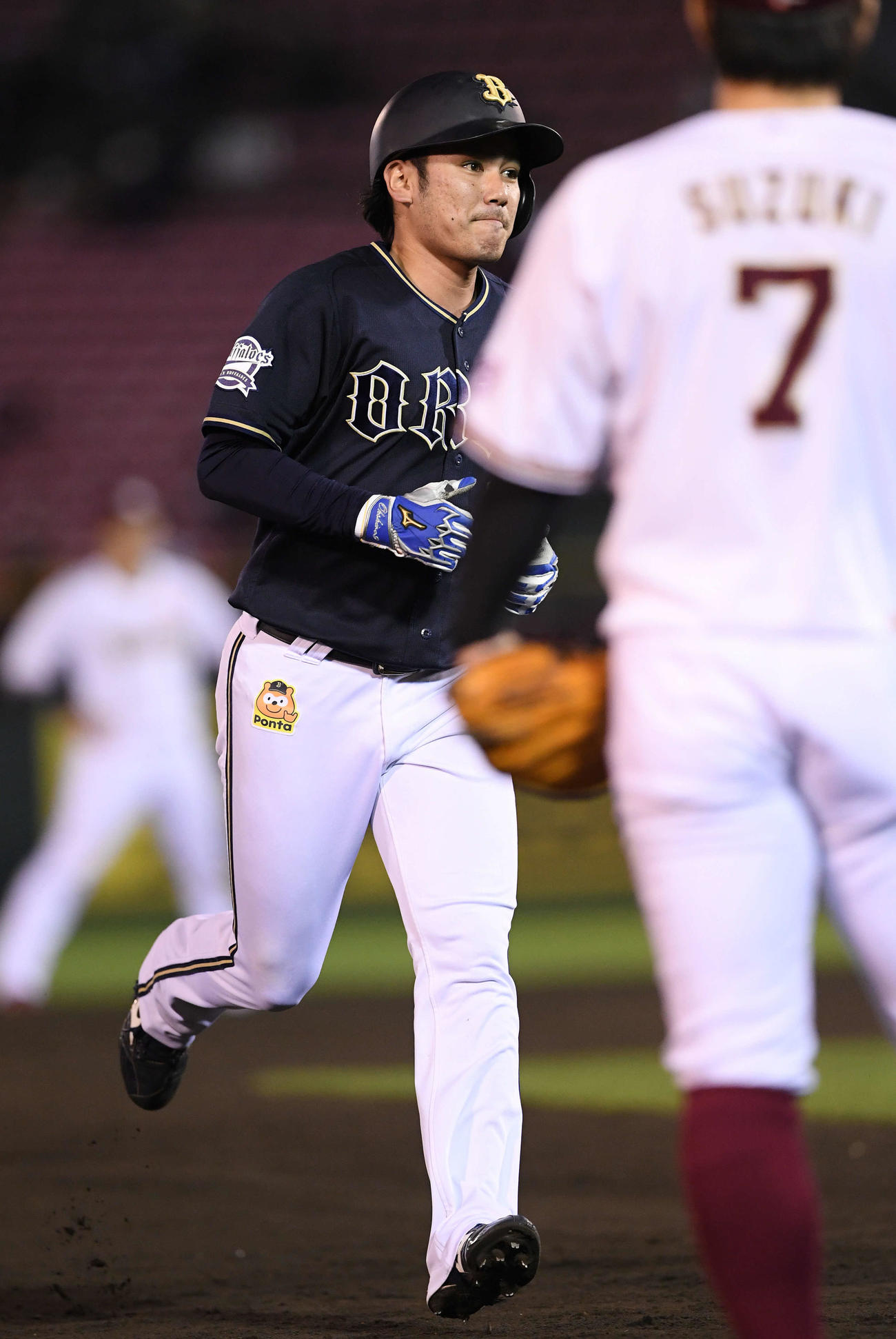 楽天対オリックス　9回表オリックス2死、勝ち越しの左越えソロ本塁打を放った大城は塁を回る（撮影・滝沢徹郎）