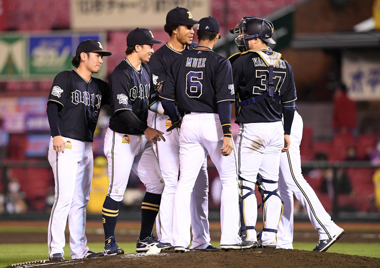 楽天対オリックス　試合後、タッチを交わすオリックス大城（左）らナイン（撮影・滝沢徹郎）