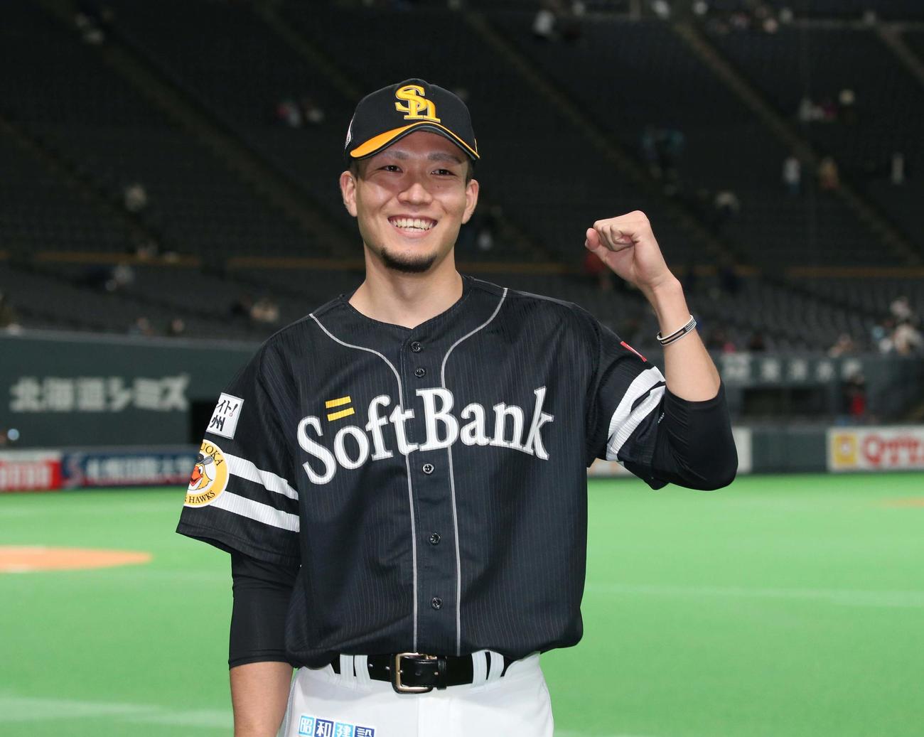 日本ハム対ソフトバンク　9勝目を挙げ笑顔の千賀（撮影・黒川智章）