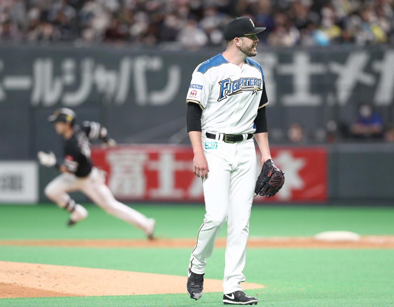 日本ハム対ソフトバンク　5回表ソフトバンク1死二塁、周東（左）に適時三塁打を浴び悔しがるバーヘイゲン（撮影・黒川智章）