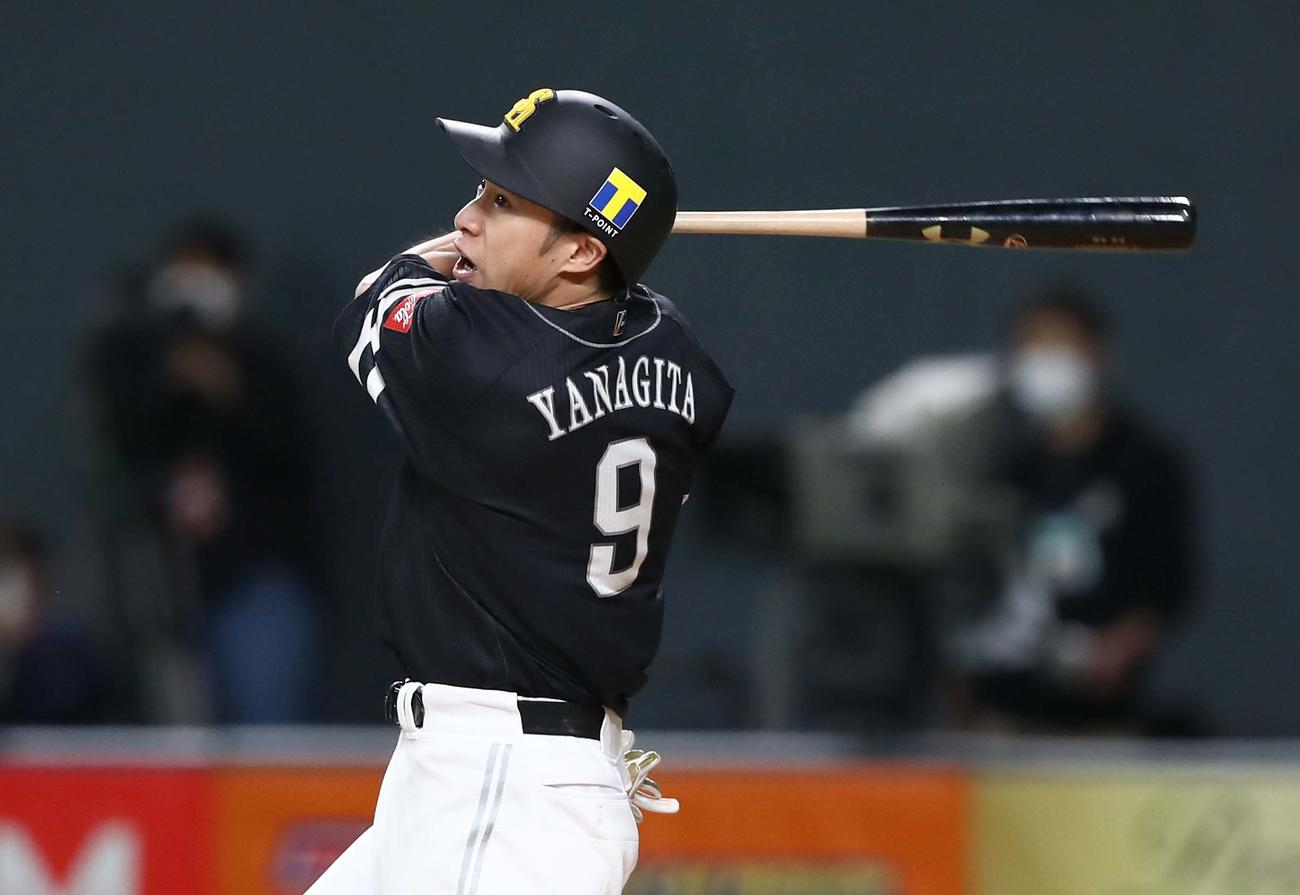 日本ハム対ソフトバンク　1回表ソフトバンク1死一塁、左翼線に二塁打を放つ柳田（撮影・黒川智章）